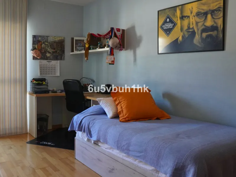Located in one of the most sought-after residential areas of East Málaga, Hacienda Paredes, this property perfectly combines tranquility, spaciousness, and excellent connections to the rest of the city. Ideal for families, it sits next to the A-7 motorway