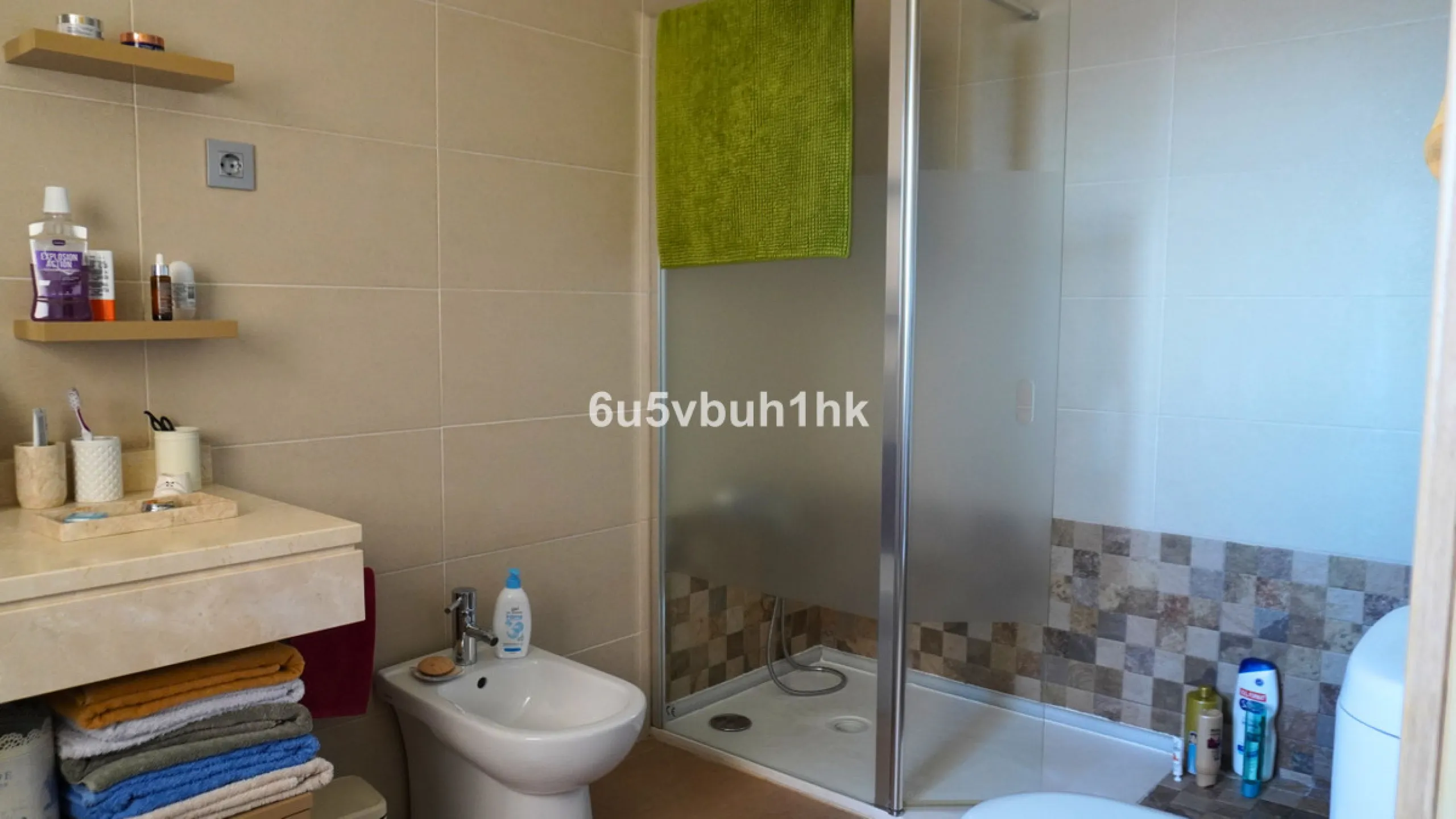 Located in one of the most sought-after residential areas of East Málaga, Hacienda Paredes, this property perfectly combines tranquility, spaciousness, and excellent connections to the rest of the city. Ideal for families, it sits next to the A-7 motorway