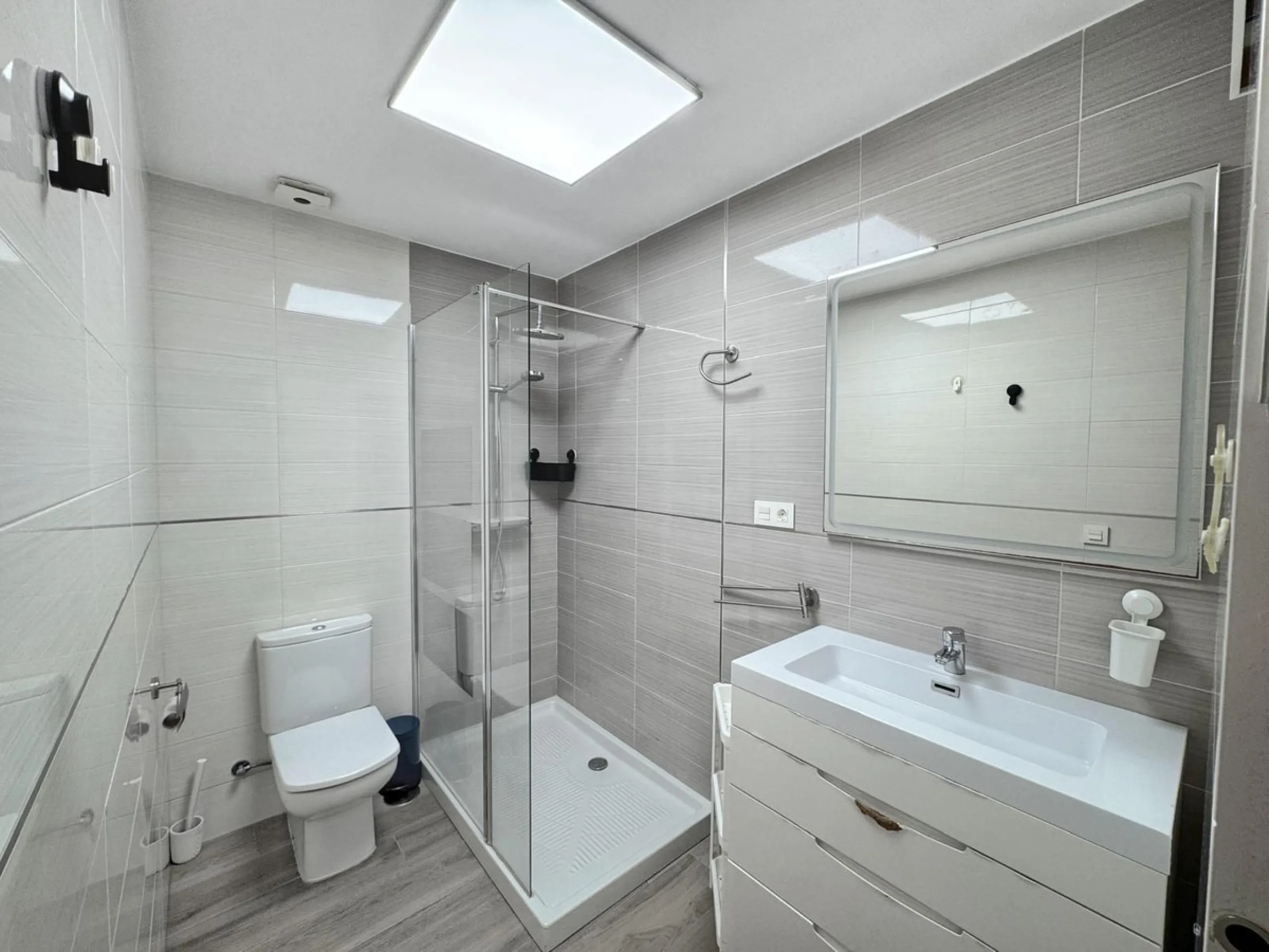 Discover this magnificent apartment in Marbella, located in a privileged area where you will have everything you need within reach: bars, restaurants, leisure areas, shops, and all essential services for a comfortable and dynamic lifestyle. In addition, i