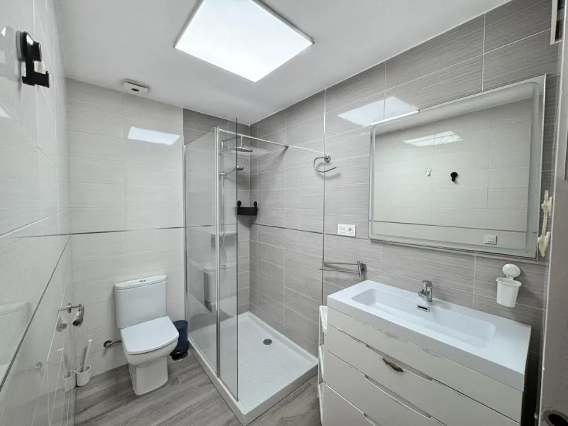 Discover this magnificent apartment in Marbella, located in a privileged area where you will have everything you need within reach: bars, restaurants, leisure areas, shops, and all essential services for a comfortable and dynamic lifestyle. In addition, i