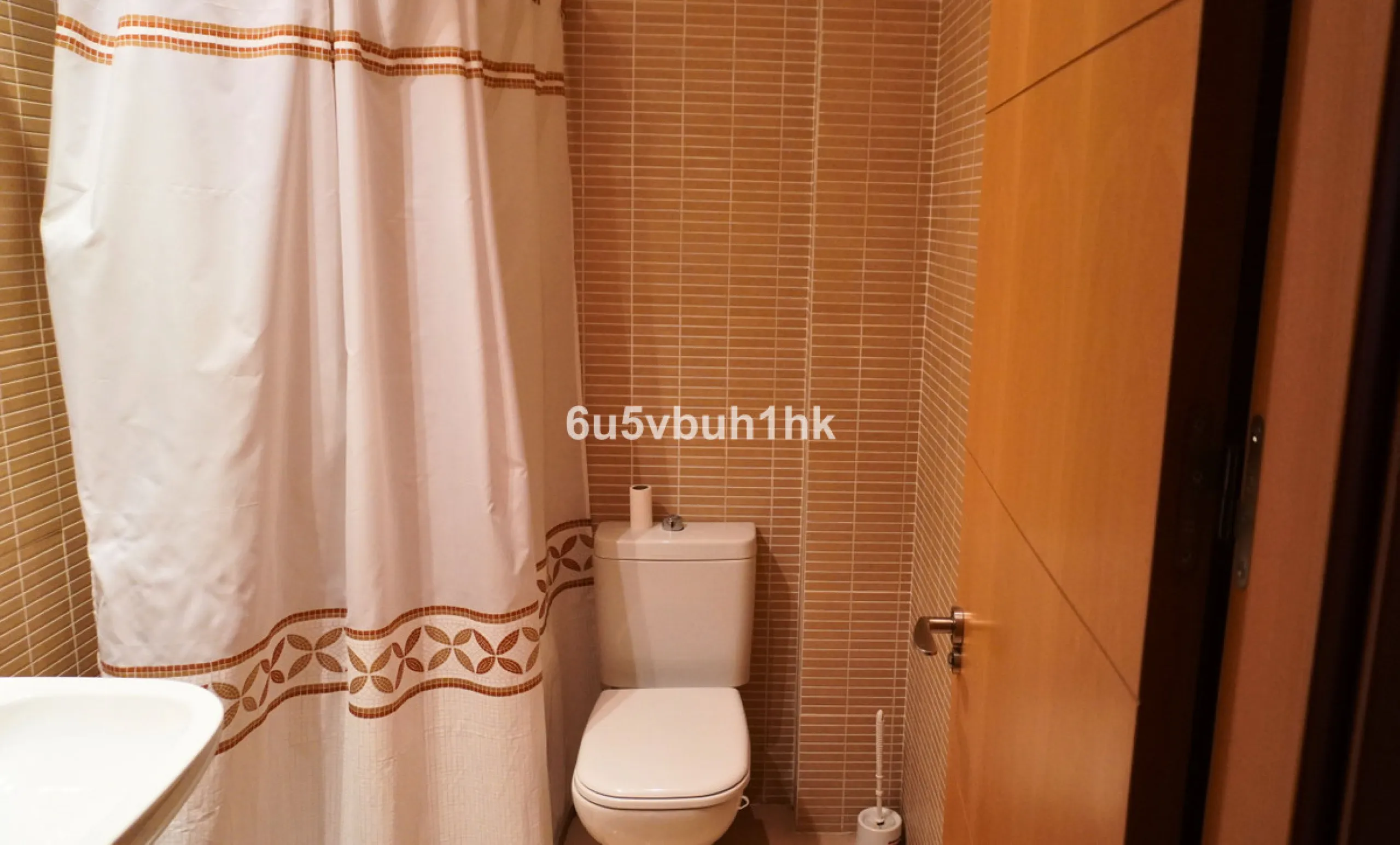 Located in one of the most sought-after residential areas of East Málaga, Hacienda Paredes, this property perfectly combines tranquility, spaciousness, and excellent connections to the rest of the city. Ideal for families, it sits next to the A-7 motorway