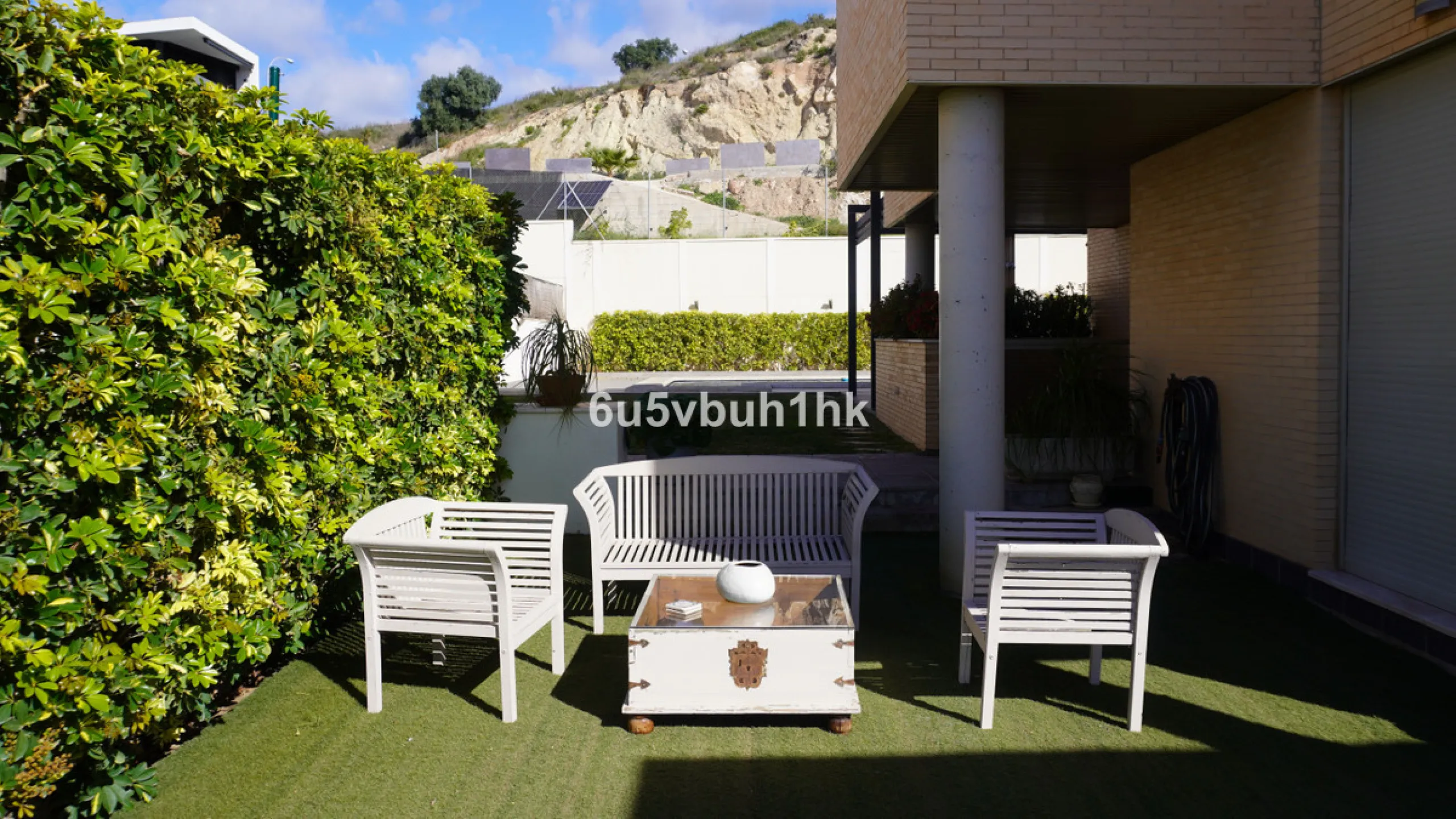 Located in one of the most sought-after residential areas of East Málaga, Hacienda Paredes, this property perfectly combines tranquility, spaciousness, and excellent connections to the rest of the city. Ideal for families, it sits next to the A-7 motorway