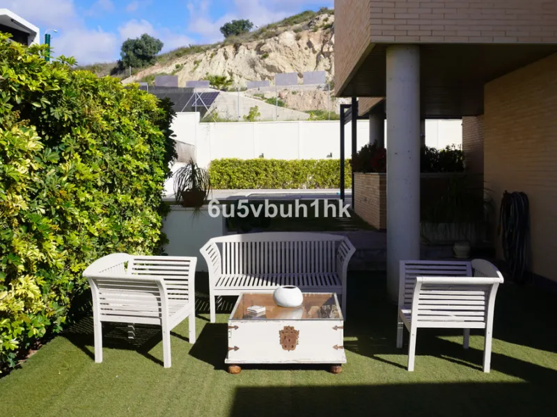 Located in one of the most sought-after residential areas of East Málaga, Hacienda Paredes, this property perfectly combines tranquility, spaciousness, and excellent connections to the rest of the city. Ideal for families, it sits next to the A-7 motorway