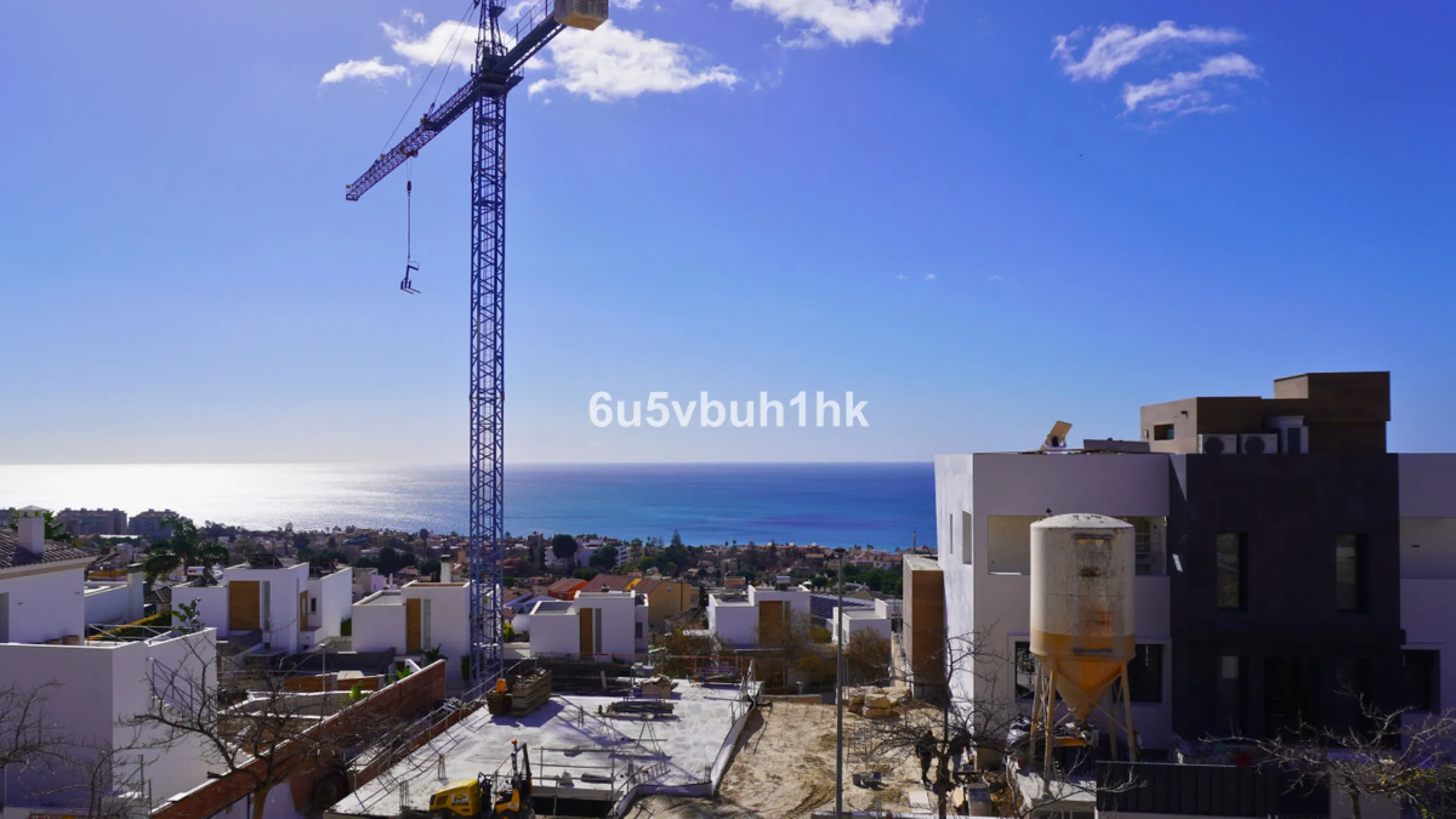 Located in one of the most sought-after residential areas of East Málaga, Hacienda Paredes, this property perfectly combines tranquility, spaciousness, and excellent connections to the rest of the city. Ideal for families, it sits next to the A-7 motorway