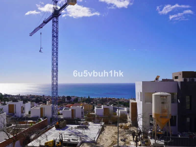 Located in one of the most sought-after residential areas of East Málaga, Hacienda Paredes, this property perfectly combines tranquility, spaciousness, and excellent connections to the rest of the city. Ideal for families, it sits next to the A-7 motorway