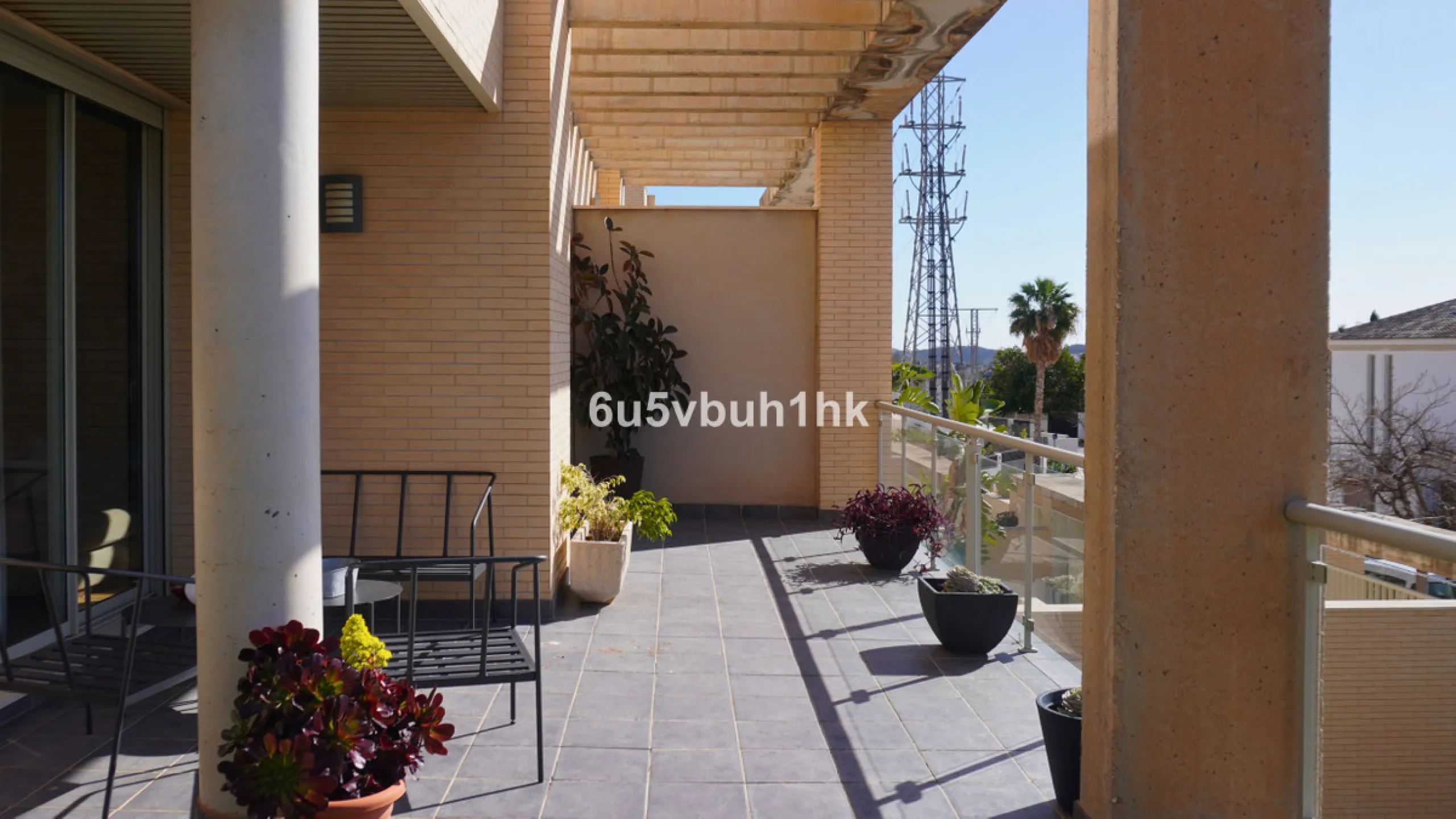 Located in one of the most sought-after residential areas of East Málaga, Hacienda Paredes, this property perfectly combines tranquility, spaciousness, and excellent connections to the rest of the city. Ideal for families, it sits next to the A-7 motorway