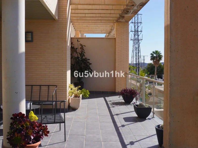 Located in one of the most sought-after residential areas of East Málaga, Hacienda Paredes, this property perfectly combines tranquility, spaciousness, and excellent connections to the rest of the city. Ideal for families, it sits next to the A-7 motorway