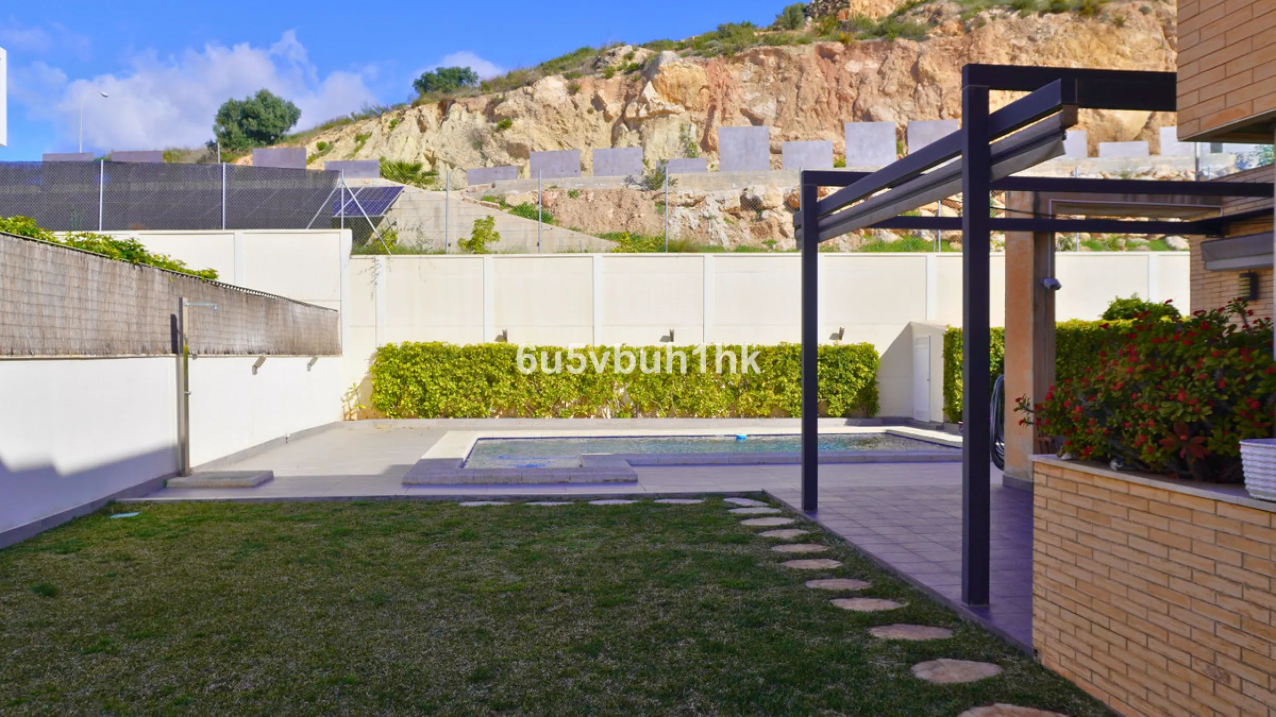 Located in one of the most sought-after residential areas of East Málaga, Hacienda Paredes, this property perfectly combines tranquility, spaciousness, and excellent connections to the rest of the city. Ideal for families, it sits next to the A-7 motorway