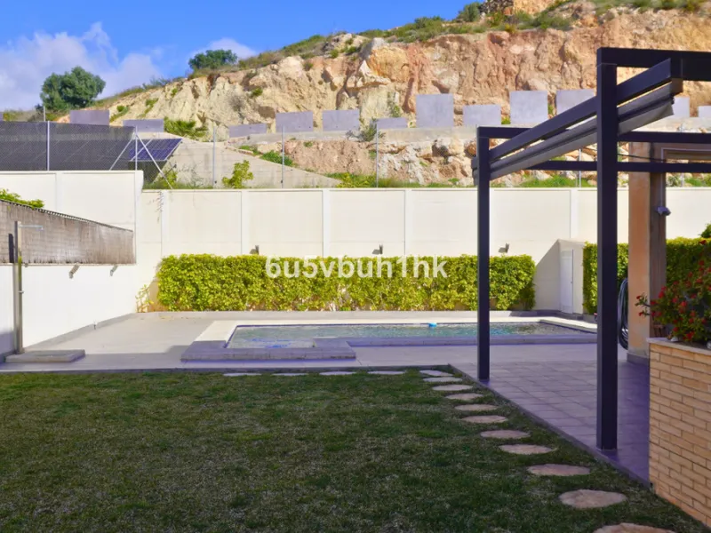 Located in one of the most sought-after residential areas of East Málaga, Hacienda Paredes, this property perfectly combines tranquility, spaciousness, and excellent connections to the rest of the city. Ideal for families, it sits next to the A-7 motorway