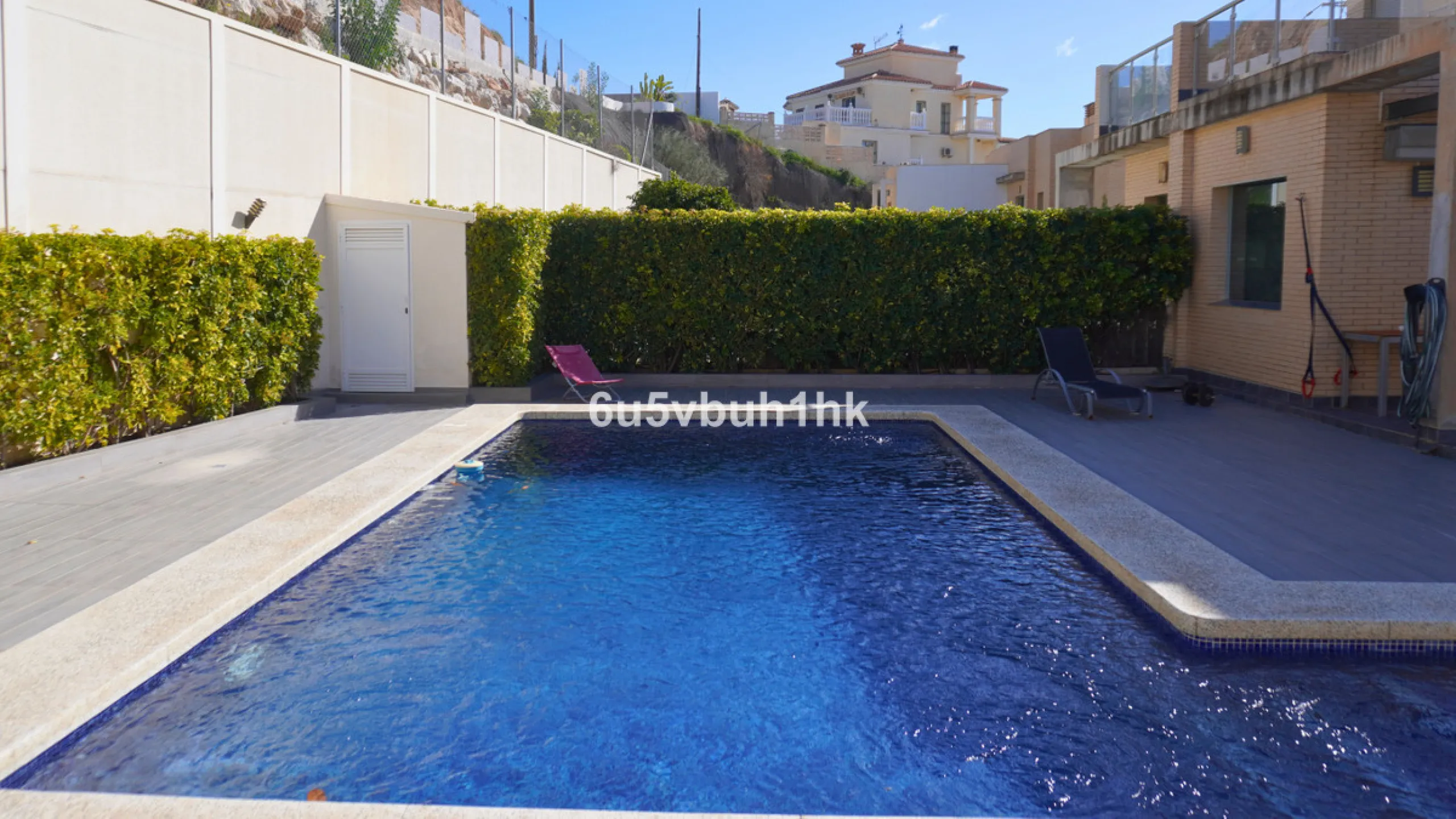 Located in one of the most sought-after residential areas of East Málaga, Hacienda Paredes, this property perfectly combines tranquility, spaciousness, and excellent connections to the rest of the city. Ideal for families, it sits next to the A-7 motorway