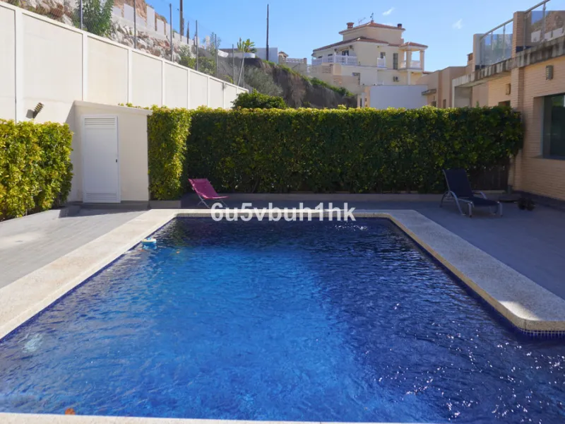 Located in one of the most sought-after residential areas of East Málaga, Hacienda Paredes, this property perfectly combines tranquility, spaciousness, and excellent connections to the rest of the city. Ideal for families, it sits next to the A-7 motorway