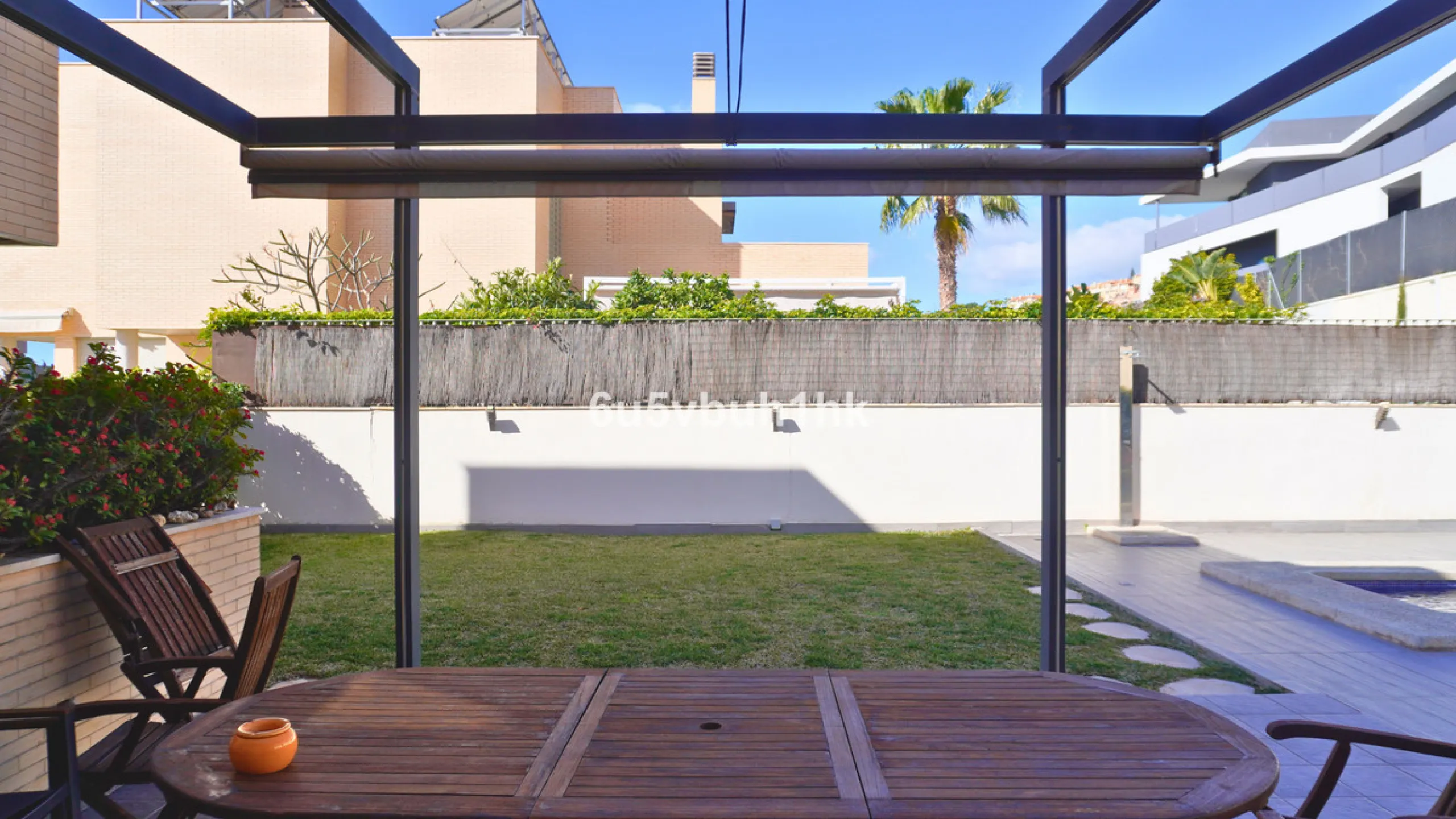 Located in one of the most sought-after residential areas of East Málaga, Hacienda Paredes, this property perfectly combines tranquility, spaciousness, and excellent connections to the rest of the city. Ideal for families, it sits next to the A-7 motorway