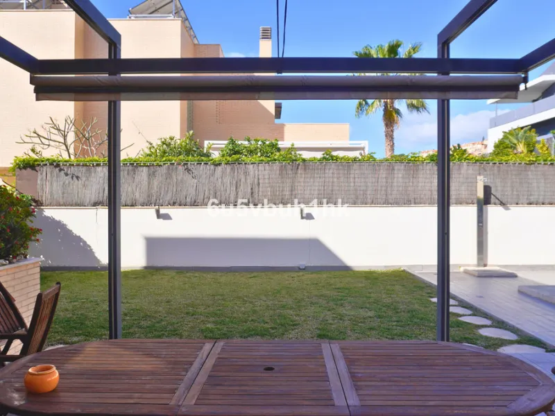 Located in one of the most sought-after residential areas of East Málaga, Hacienda Paredes, this property perfectly combines tranquility, spaciousness, and excellent connections to the rest of the city. Ideal for families, it sits next to the A-7 motorway