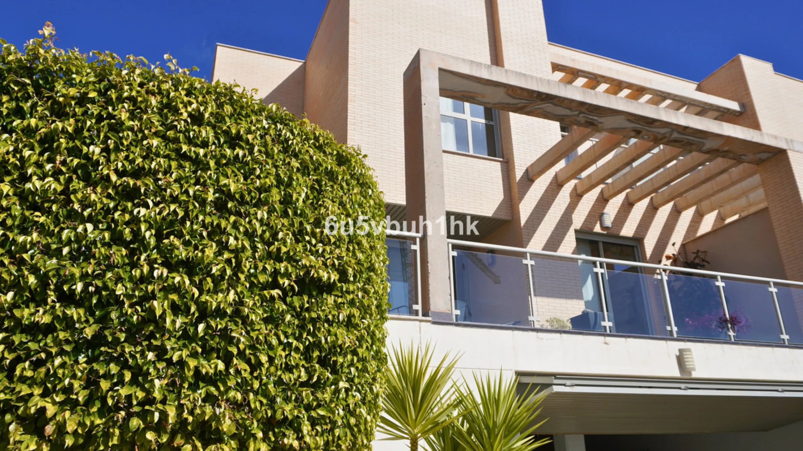 Located in one of the most sought-after residential areas of East Málaga, Hacienda Paredes, this property perfectly combines tranquility, spaciousness, and excellent connections to the rest of the city. Ideal for families, it sits next to the A-7 motorway