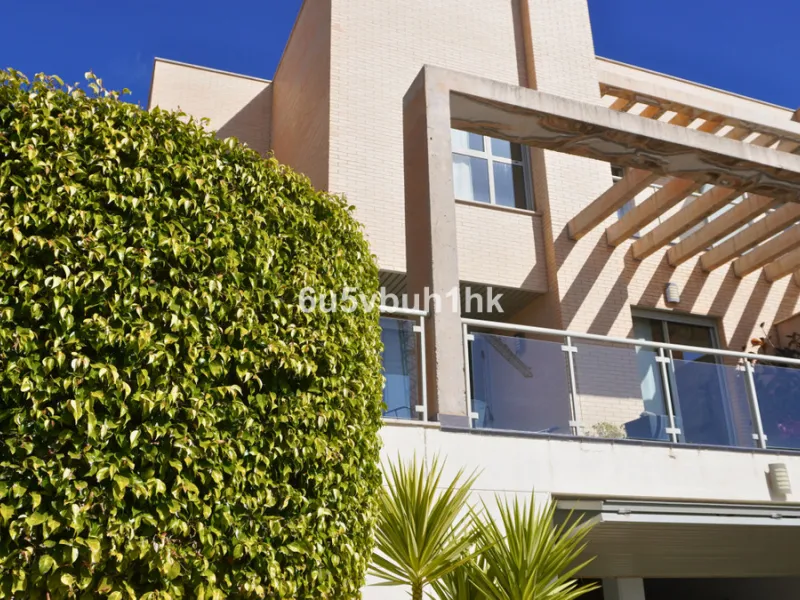 Located in one of the most sought-after residential areas of East Málaga, Hacienda Paredes, this property perfectly combines tranquility, spaciousness, and excellent connections to the rest of the city. Ideal for families, it sits next to the A-7 motorway