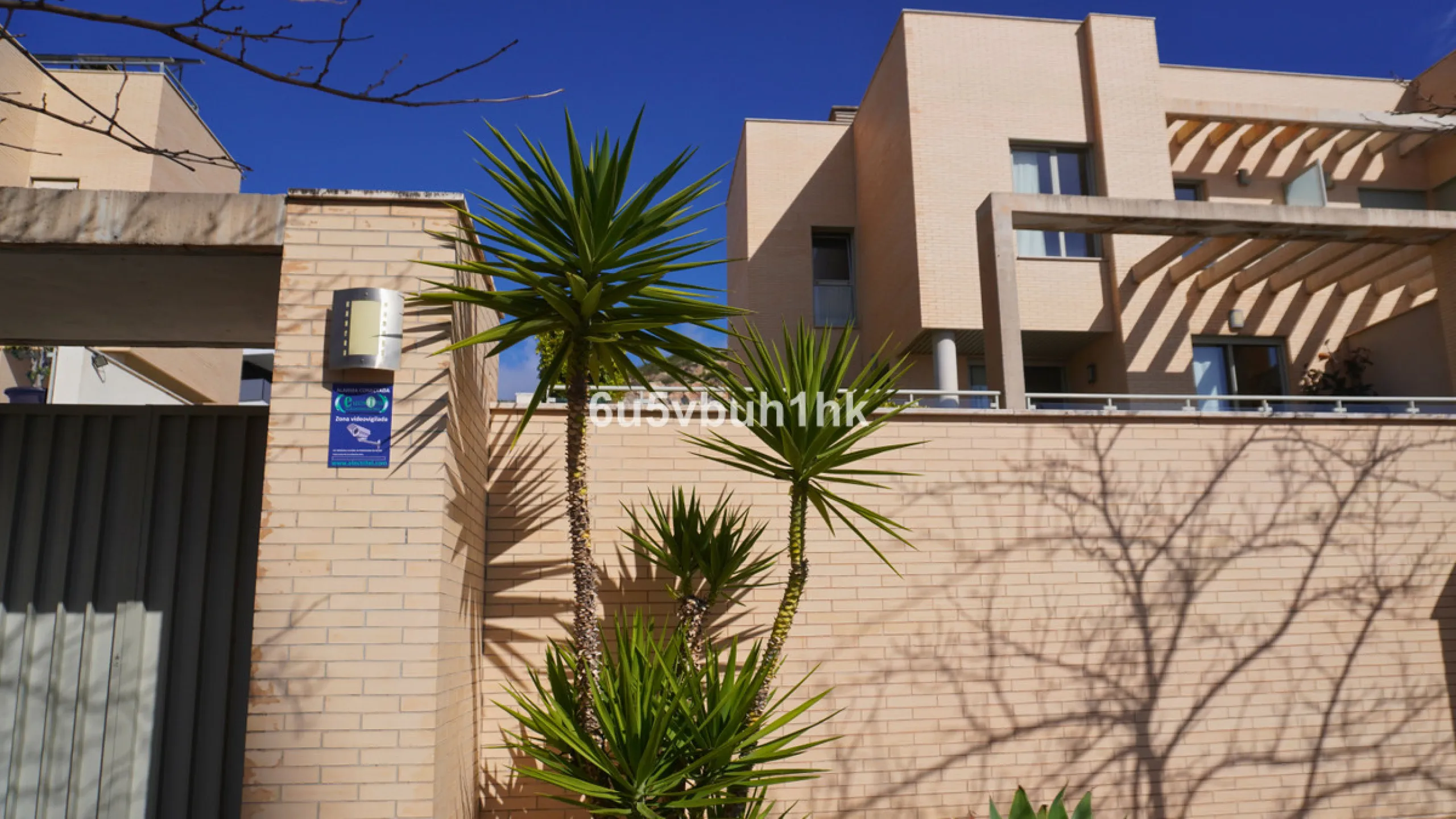 Located in one of the most sought-after residential areas of East Málaga, Hacienda Paredes, this property perfectly combines tranquility, spaciousness, and excellent connections to the rest of the city. Ideal for families, it sits next to the A-7 motorway