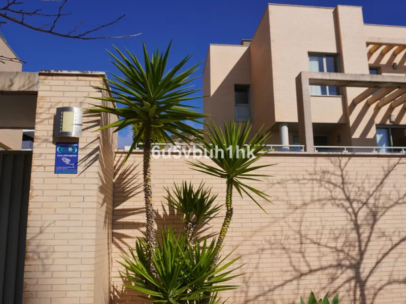 Located in one of the most sought-after residential areas of East Málaga, Hacienda Paredes, this property perfectly combines tranquility, spaciousness, and excellent connections to the rest of the city. Ideal for families, it sits next to the A-7 motorway