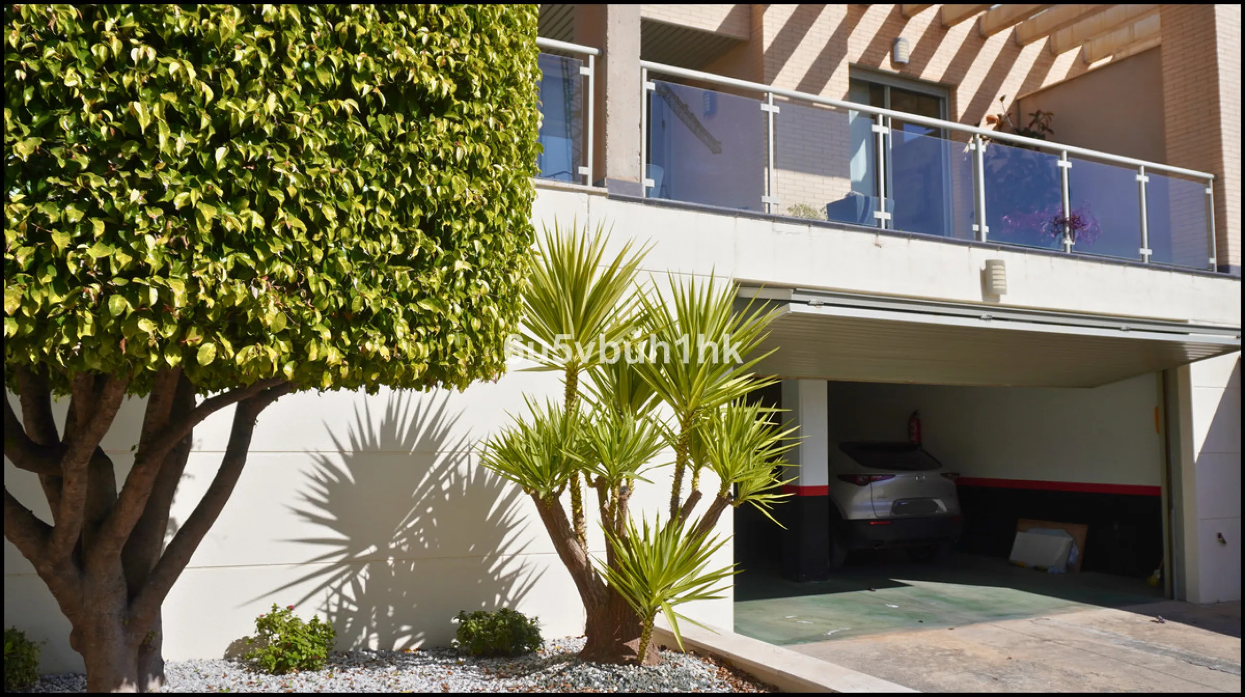 Located in one of the most sought-after residential areas of East Málaga, Hacienda Paredes, this property perfectly combines tranquility, spaciousness, and excellent connections to the rest of the city. Ideal for families, it sits next to the A-7 motorway