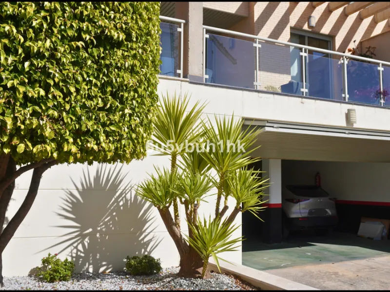 Located in one of the most sought-after residential areas of East Málaga, Hacienda Paredes, this property perfectly combines tranquility, spaciousness, and excellent connections to the rest of the city. Ideal for families, it sits next to the A-7 motorway