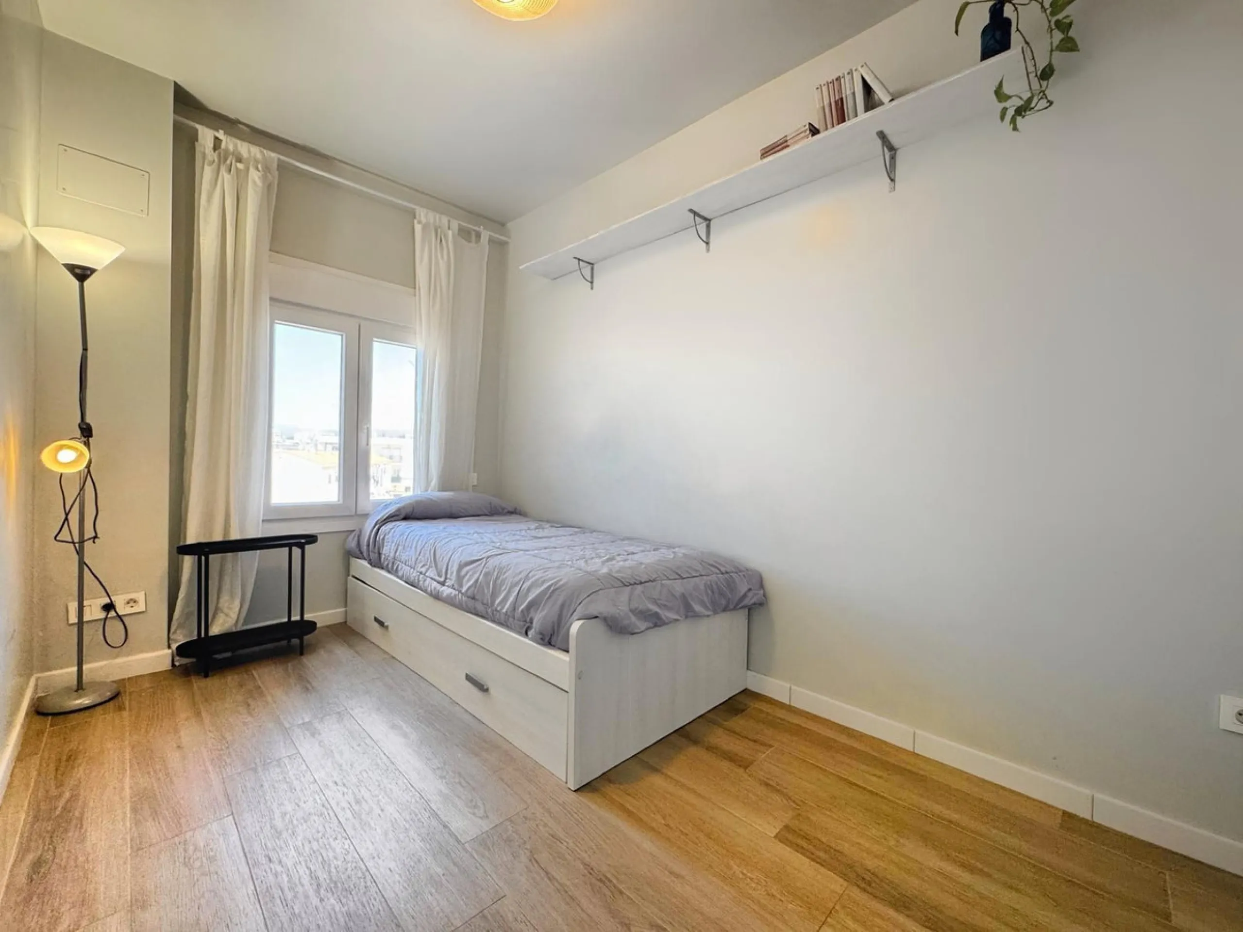 Discover this magnificent apartment in Marbella, located in a privileged area where you will have everything you need within reach: bars, restaurants, leisure areas, shops, and all essential services for a comfortable and dynamic lifestyle. In addition, i