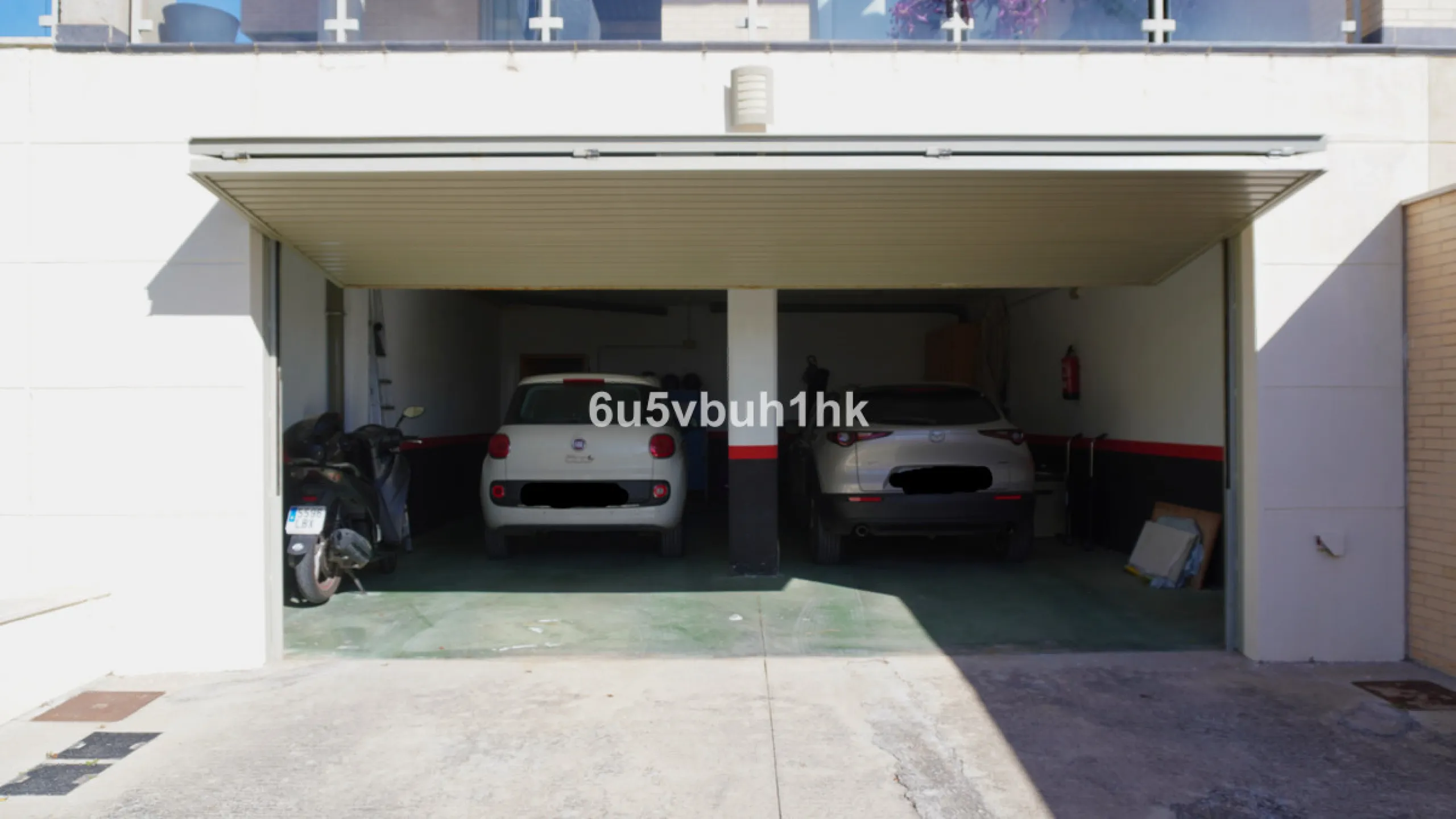 Located in one of the most sought-after residential areas of East Málaga, Hacienda Paredes, this property perfectly combines tranquility, spaciousness, and excellent connections to the rest of the city. Ideal for families, it sits next to the A-7 motorway
