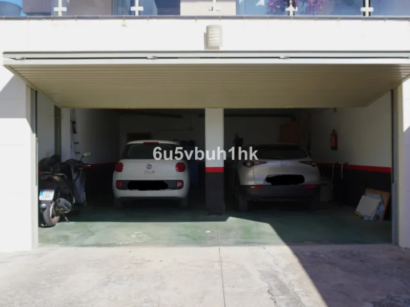 Located in one of the most sought-after residential areas of East Málaga, Hacienda Paredes, this property perfectly combines tranquility, spaciousness, and excellent connections to the rest of the city. Ideal for families, it sits next to the A-7 motorway