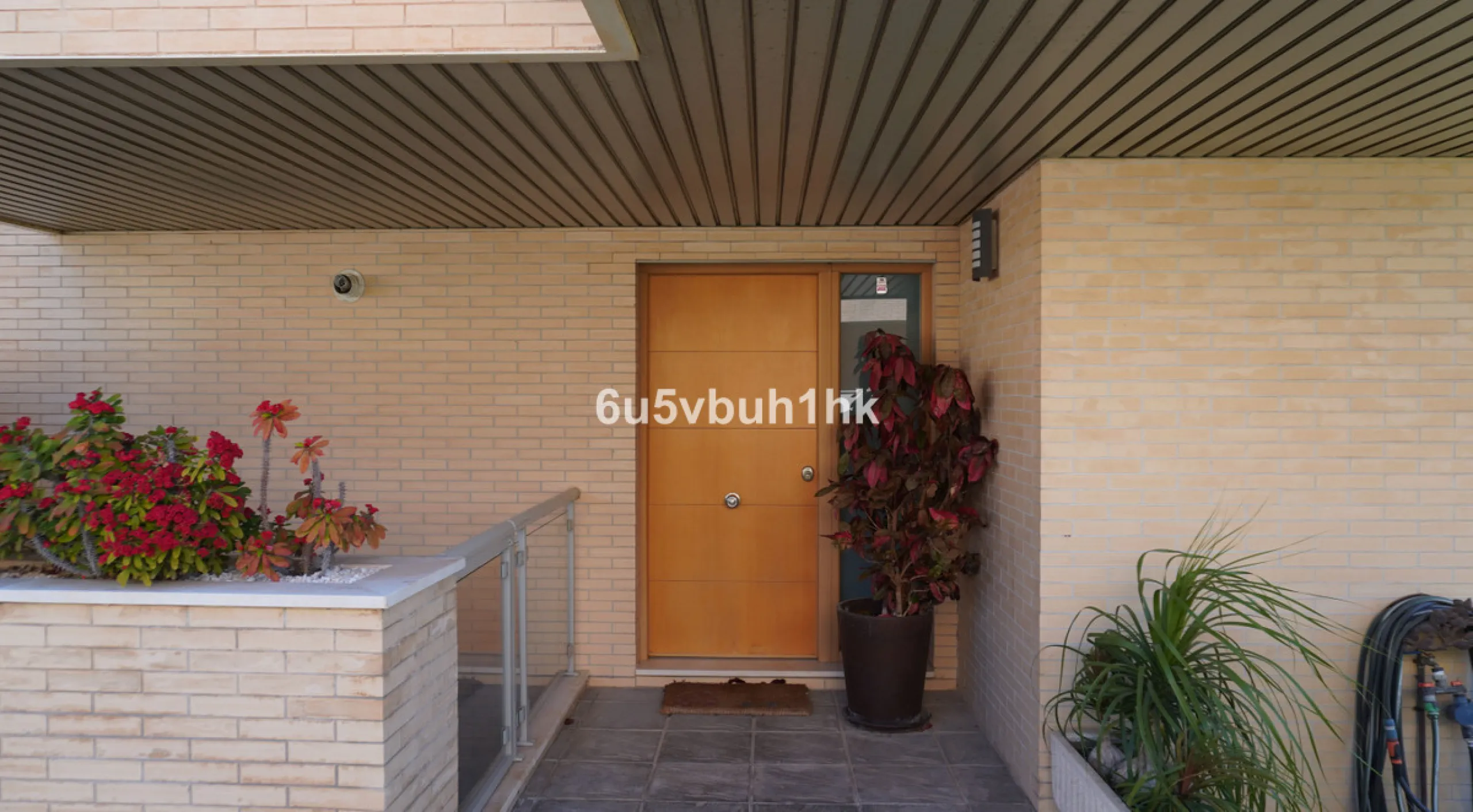 Located in one of the most sought-after residential areas of East Málaga, Hacienda Paredes, this property perfectly combines tranquility, spaciousness, and excellent connections to the rest of the city. Ideal for families, it sits next to the A-7 motorway