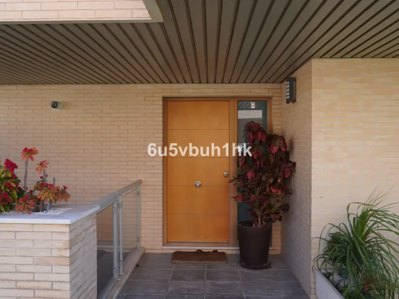 Located in one of the most sought-after residential areas of East Málaga, Hacienda Paredes, this property perfectly combines tranquility, spaciousness, and excellent connections to the rest of the city. Ideal for families, it sits next to the A-7 motorway