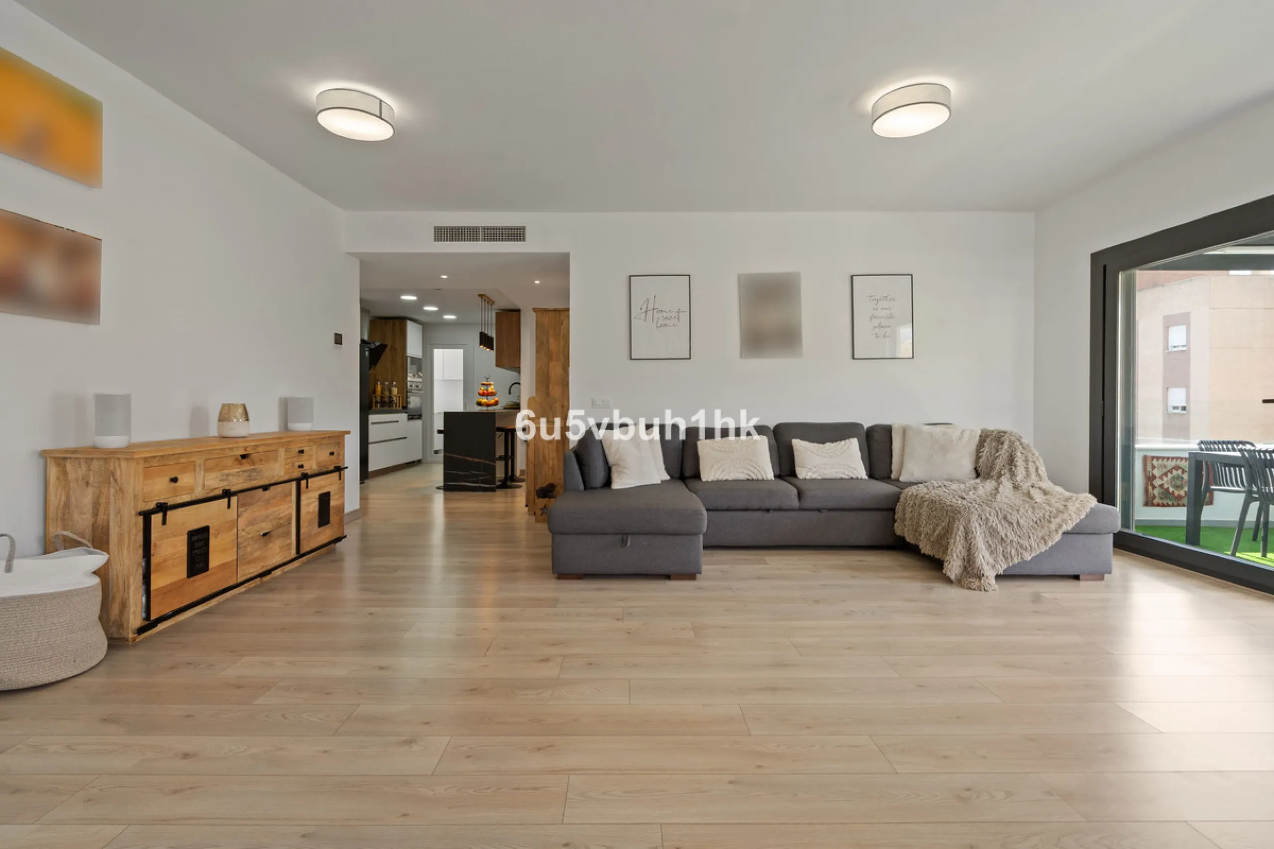 In the heart of Estepona, within the prestigious Estepona Gardens complex (2023), this elegant and bright four-bedroom duplex penthouse is offered for sale. The property is entirely exterior, featuring mountain views and partial sea views.
