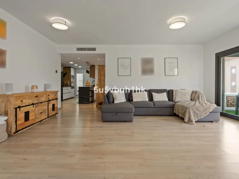 In the heart of Estepona, within the prestigious Estepona Gardens complex (2023), this elegant and bright four-bedroom duplex penthouse is offered for sale. The property is entirely exterior, featuring mountain views and partial sea views.