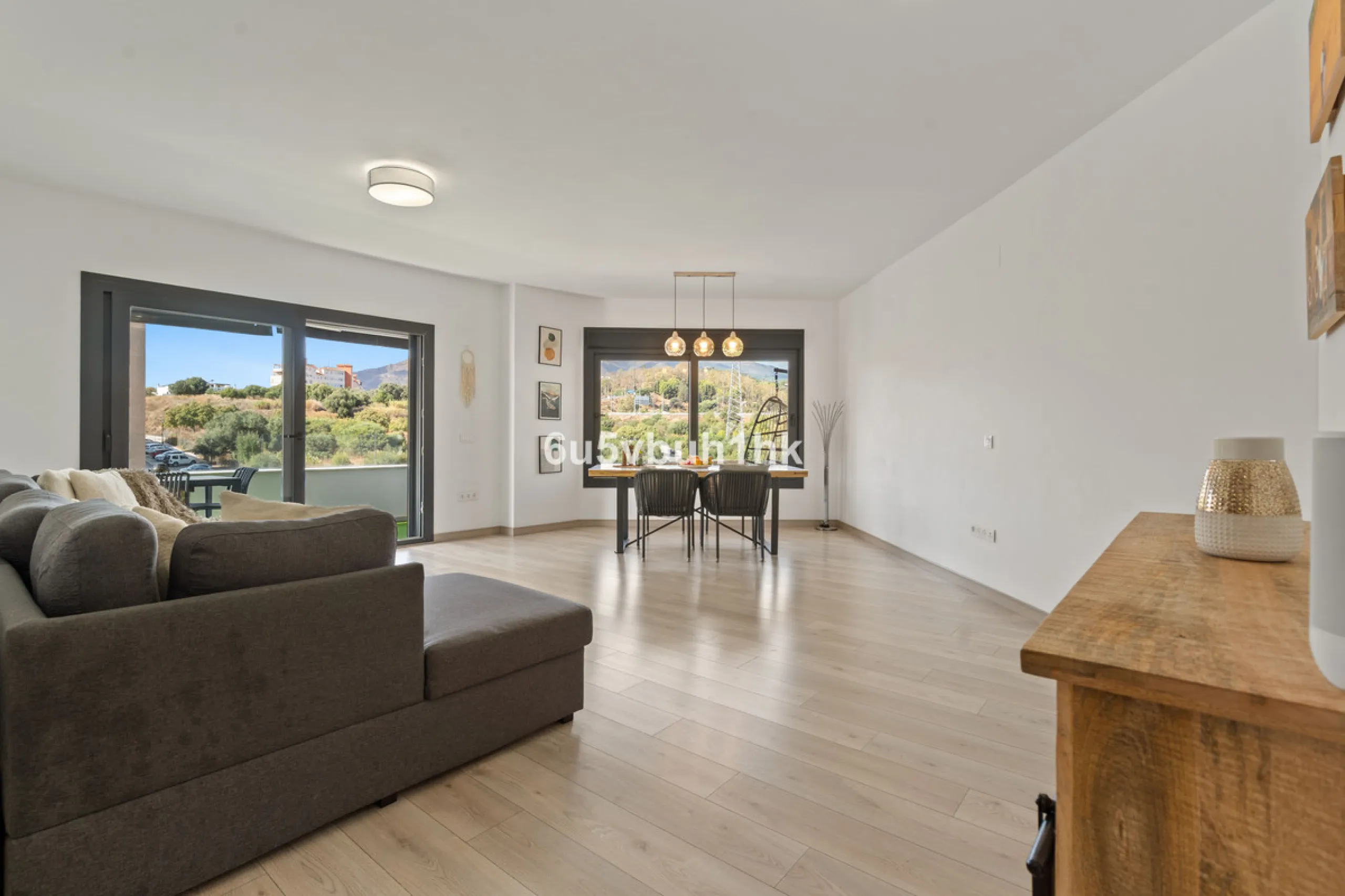 In the heart of Estepona, within the prestigious Estepona Gardens complex (2023), this elegant and bright four-bedroom duplex penthouse is offered for sale. The property is entirely exterior, featuring mountain views and partial sea views.