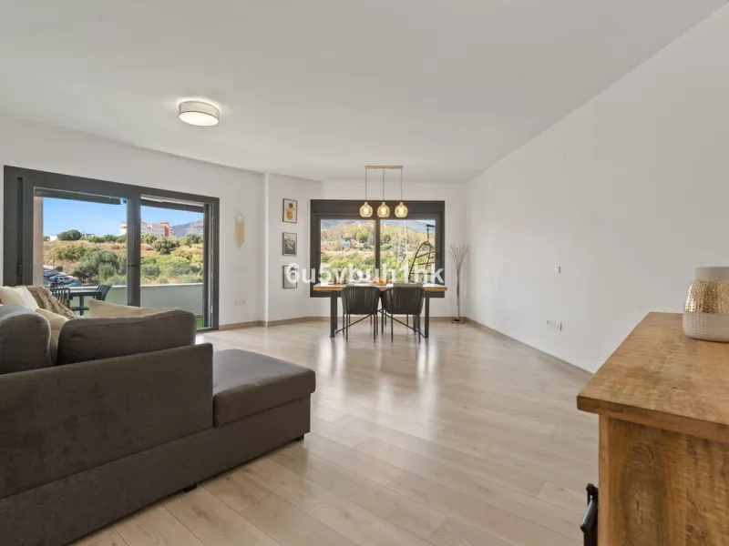 In the heart of Estepona, within the prestigious Estepona Gardens complex (2023), this elegant and bright four-bedroom duplex penthouse is offered for sale. The property is entirely exterior, featuring mountain views and partial sea views.
