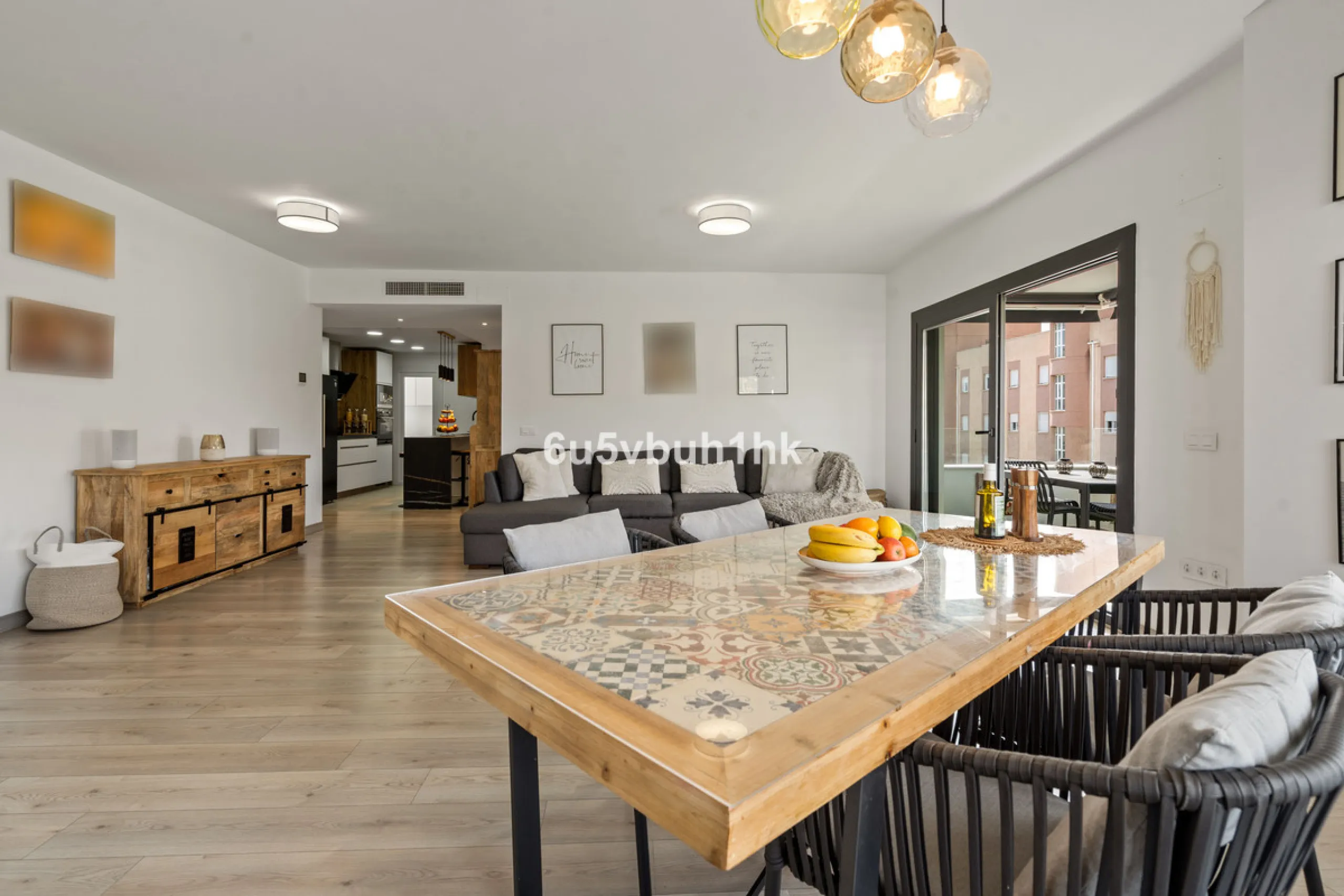 In the heart of Estepona, within the prestigious Estepona Gardens complex (2023), this elegant and bright four-bedroom duplex penthouse is offered for sale. The property is entirely exterior, featuring mountain views and partial sea views.