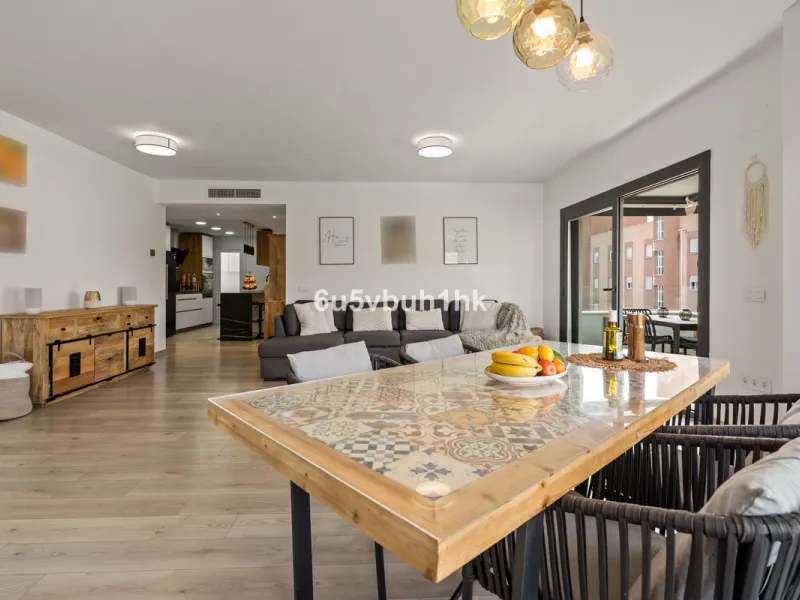 In the heart of Estepona, within the prestigious Estepona Gardens complex (2023), this elegant and bright four-bedroom duplex penthouse is offered for sale. The property is entirely exterior, featuring mountain views and partial sea views.