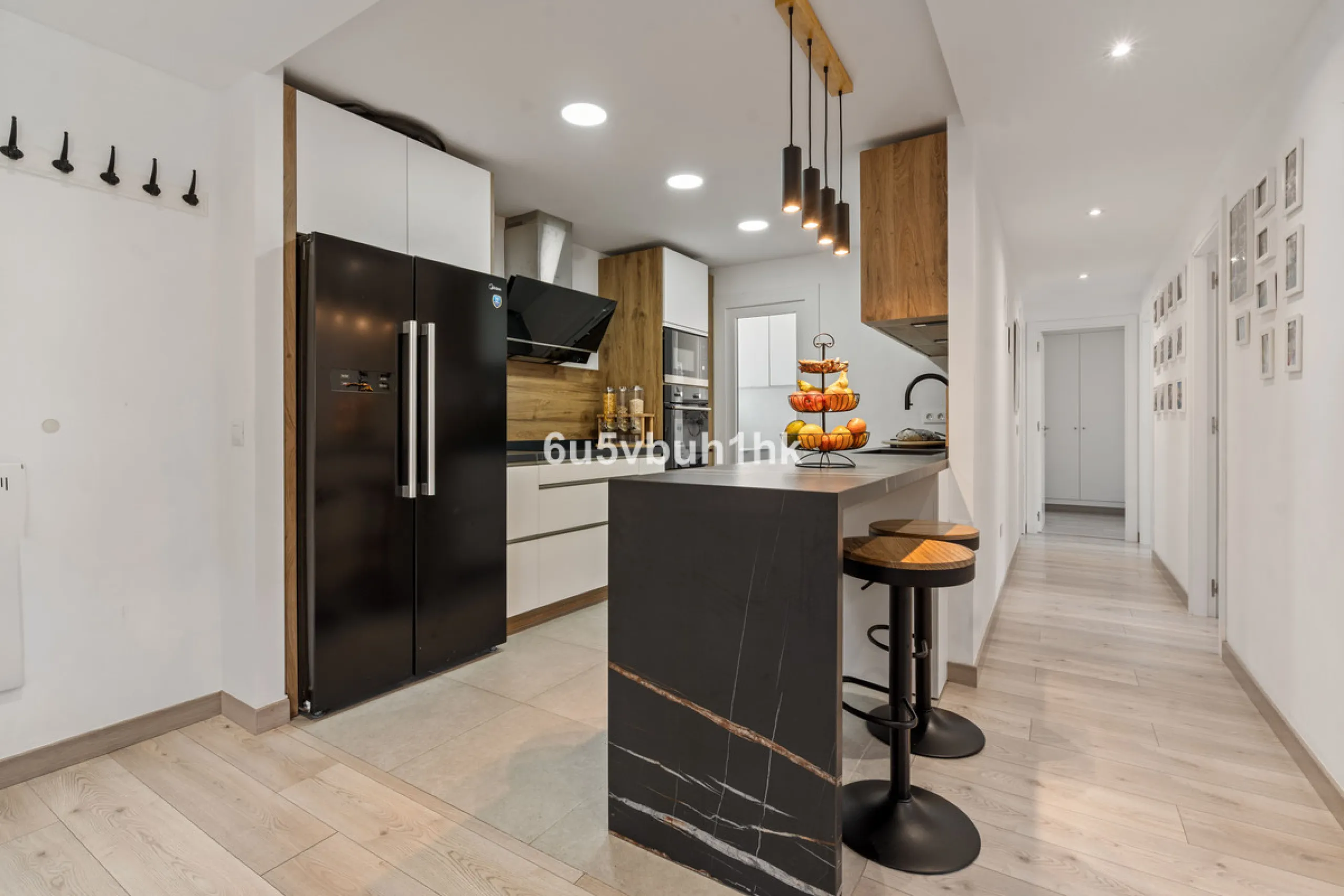 In the heart of Estepona, within the prestigious Estepona Gardens complex (2023), this elegant and bright four-bedroom duplex penthouse is offered for sale. The property is entirely exterior, featuring mountain views and partial sea views.