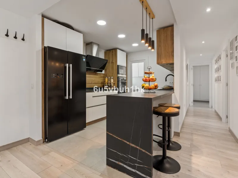 In the heart of Estepona, within the prestigious Estepona Gardens complex (2023), this elegant and bright four-bedroom duplex penthouse is offered for sale. The property is entirely exterior, featuring mountain views and partial sea views.