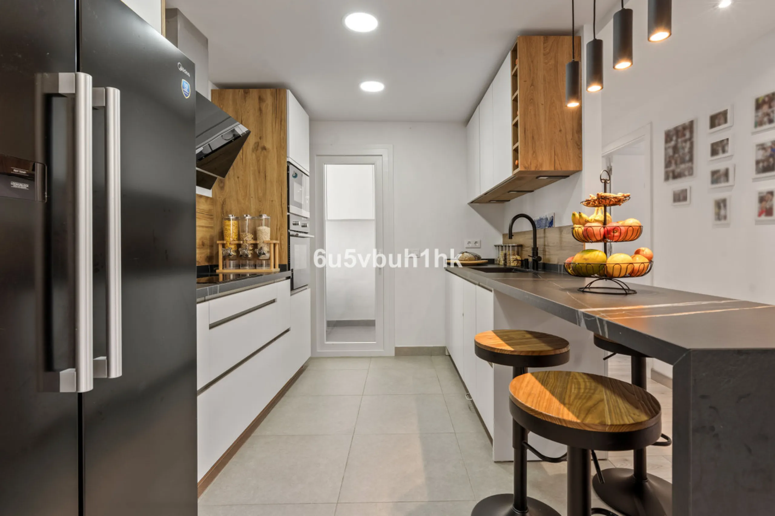 In the heart of Estepona, within the prestigious Estepona Gardens complex (2023), this elegant and bright four-bedroom duplex penthouse is offered for sale. The property is entirely exterior, featuring mountain views and partial sea views.