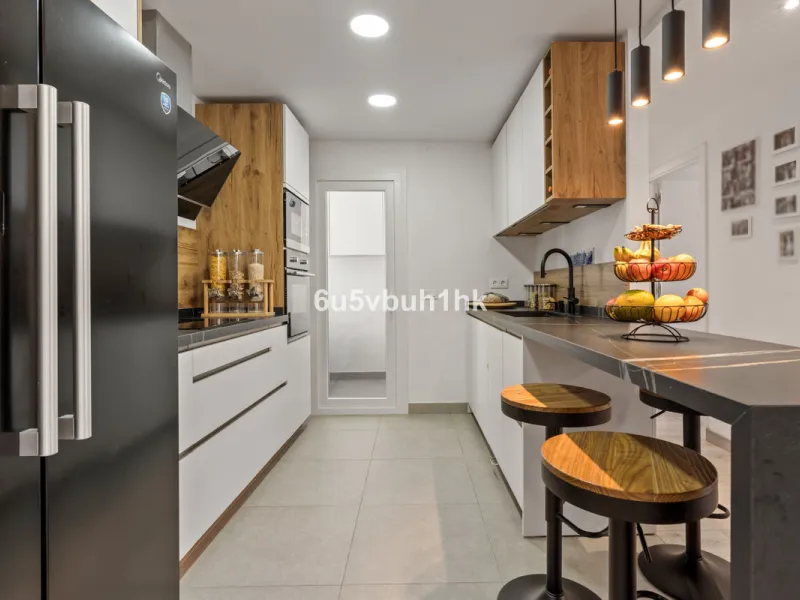 In the heart of Estepona, within the prestigious Estepona Gardens complex (2023), this elegant and bright four-bedroom duplex penthouse is offered for sale. The property is entirely exterior, featuring mountain views and partial sea views.