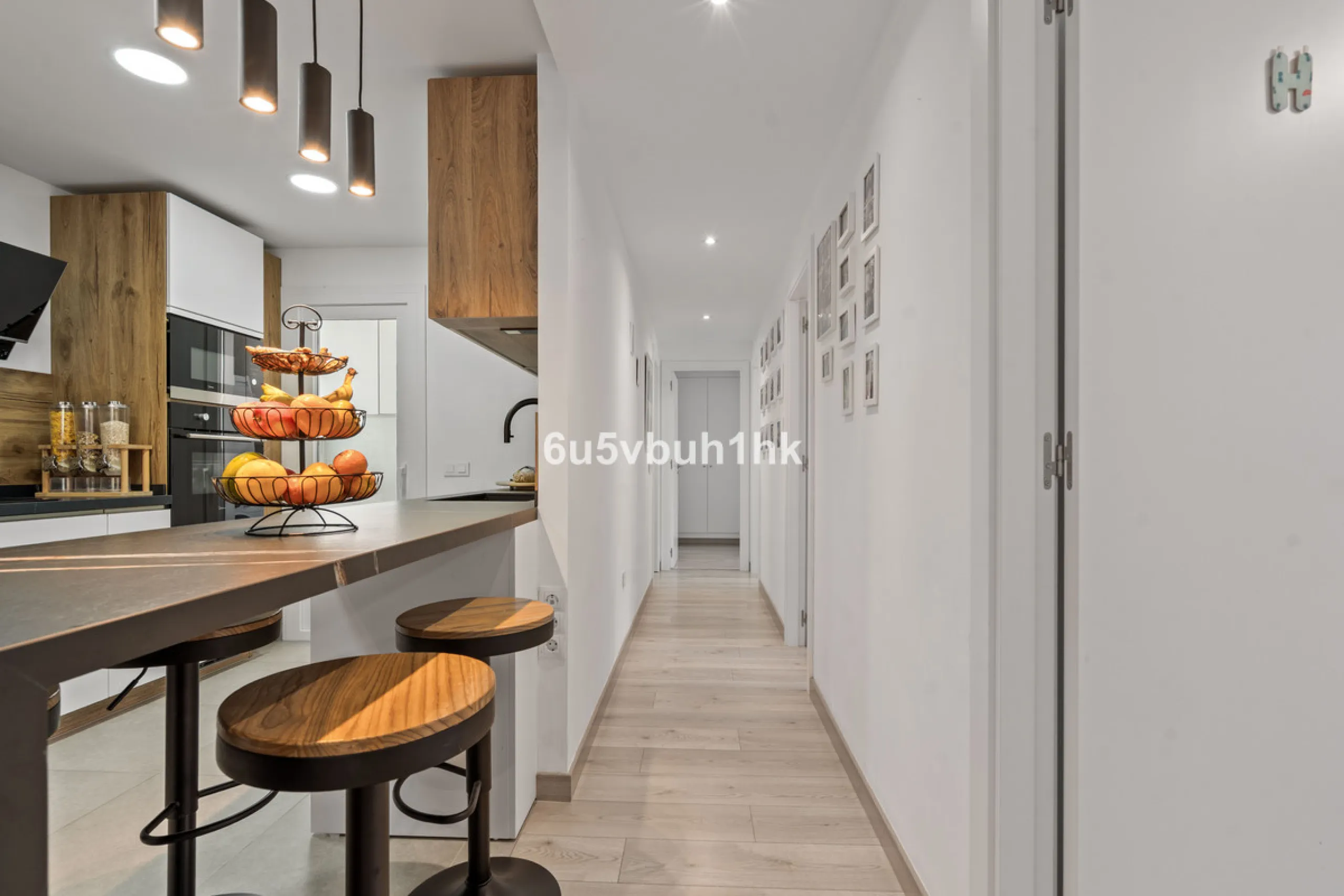 In the heart of Estepona, within the prestigious Estepona Gardens complex (2023), this elegant and bright four-bedroom duplex penthouse is offered for sale. The property is entirely exterior, featuring mountain views and partial sea views.