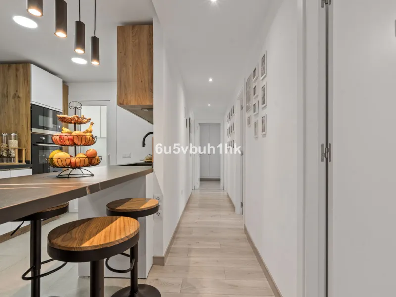 In the heart of Estepona, within the prestigious Estepona Gardens complex (2023), this elegant and bright four-bedroom duplex penthouse is offered for sale. The property is entirely exterior, featuring mountain views and partial sea views.