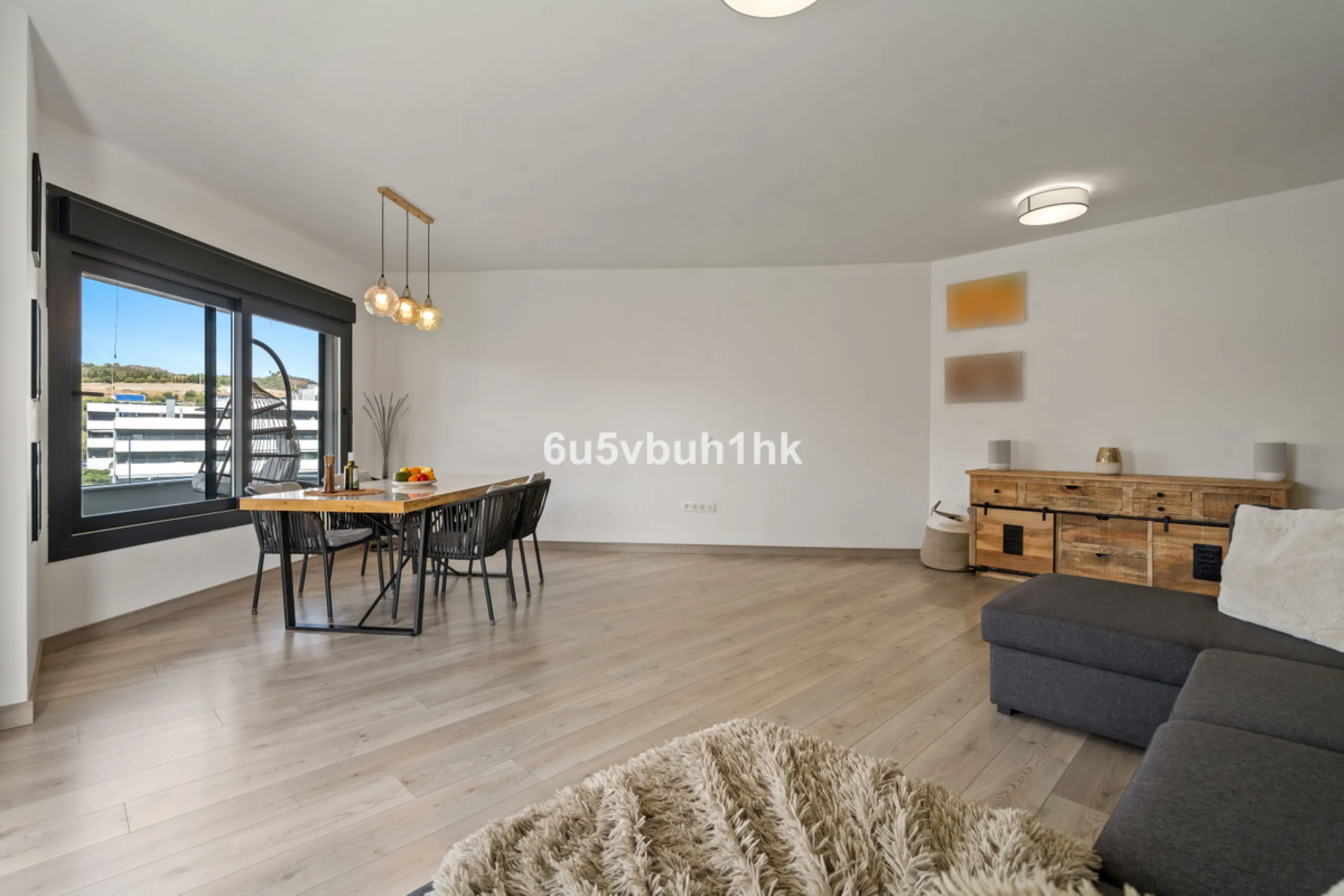 In the heart of Estepona, within the prestigious Estepona Gardens complex (2023), this elegant and bright four-bedroom duplex penthouse is offered for sale. The property is entirely exterior, featuring mountain views and partial sea views.