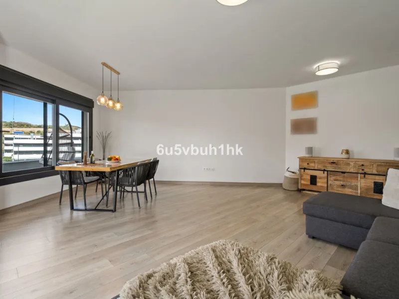 In the heart of Estepona, within the prestigious Estepona Gardens complex (2023), this elegant and bright four-bedroom duplex penthouse is offered for sale. The property is entirely exterior, featuring mountain views and partial sea views.