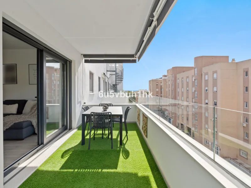 In the heart of Estepona, within the prestigious Estepona Gardens complex (2023), this elegant and bright four-bedroom duplex penthouse is offered for sale. The property is entirely exterior, featuring mountain views and partial sea views.