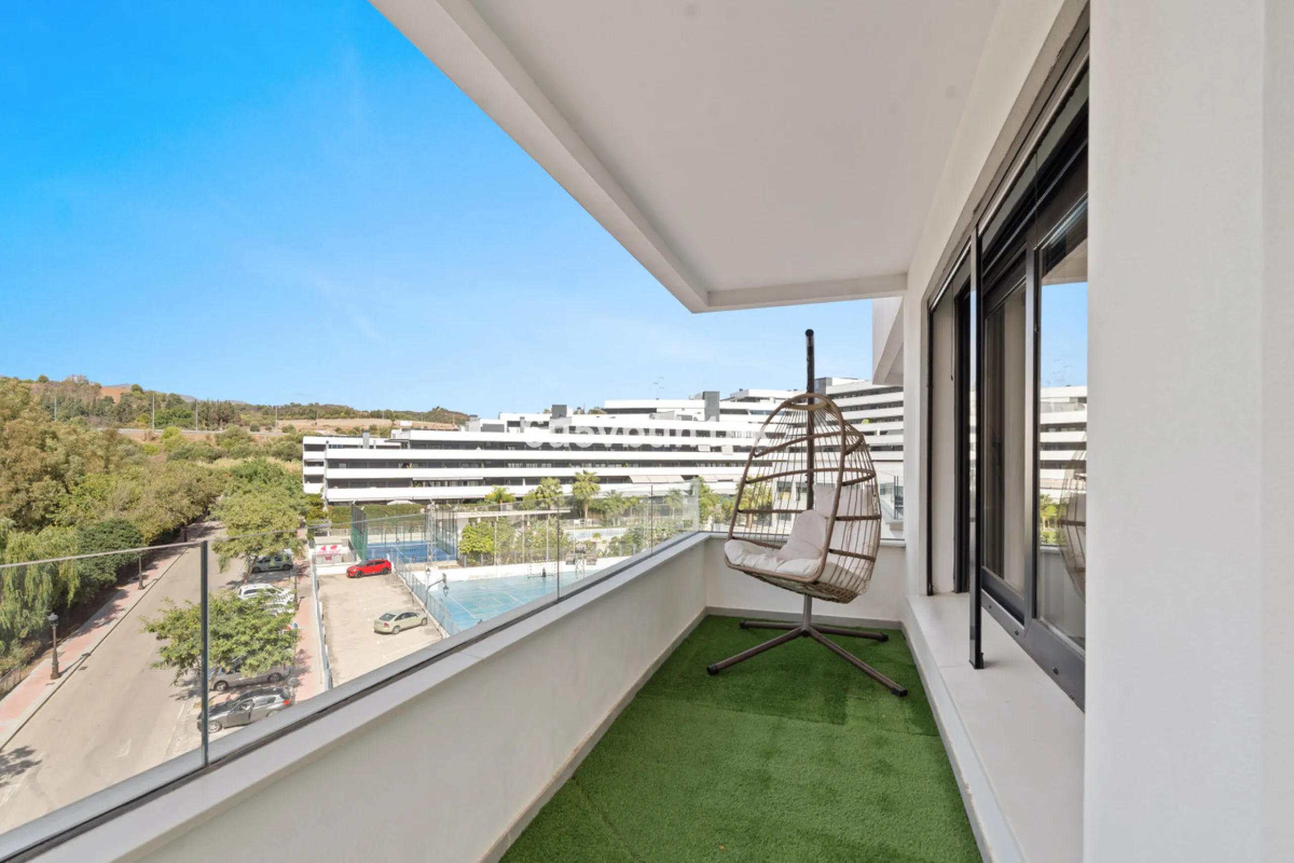 In the heart of Estepona, within the prestigious Estepona Gardens complex (2023), this elegant and bright four-bedroom duplex penthouse is offered for sale. The property is entirely exterior, featuring mountain views and partial sea views.