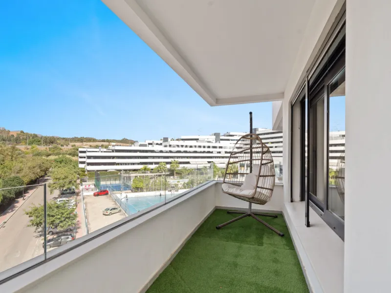 In the heart of Estepona, within the prestigious Estepona Gardens complex (2023), this elegant and bright four-bedroom duplex penthouse is offered for sale. The property is entirely exterior, featuring mountain views and partial sea views.