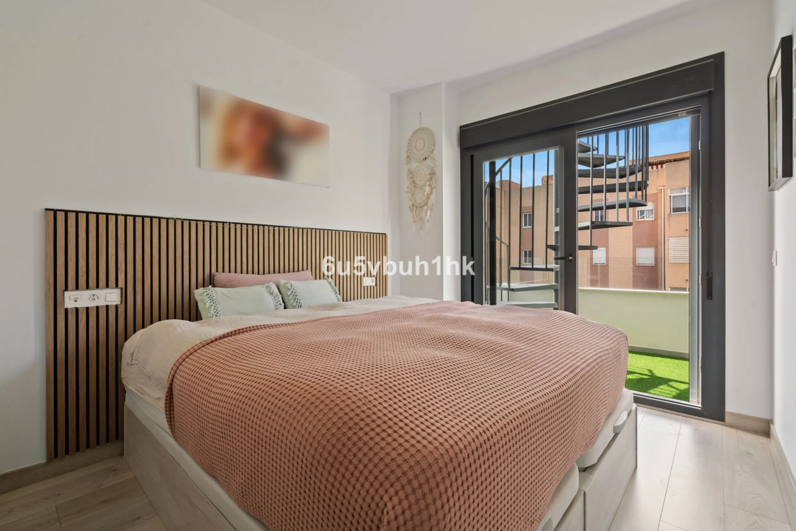In the heart of Estepona, within the prestigious Estepona Gardens complex (2023), this elegant and bright four-bedroom duplex penthouse is offered for sale. The property is entirely exterior, featuring mountain views and partial sea views.