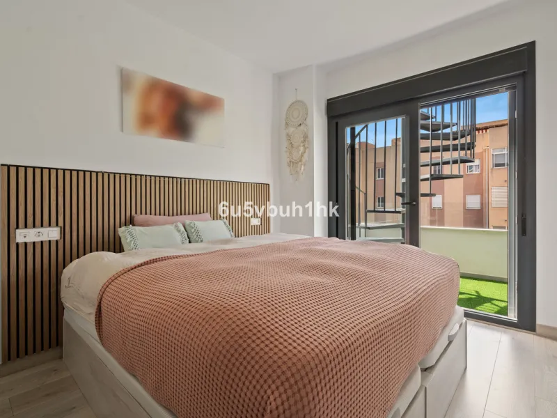 In the heart of Estepona, within the prestigious Estepona Gardens complex (2023), this elegant and bright four-bedroom duplex penthouse is offered for sale. The property is entirely exterior, featuring mountain views and partial sea views.
