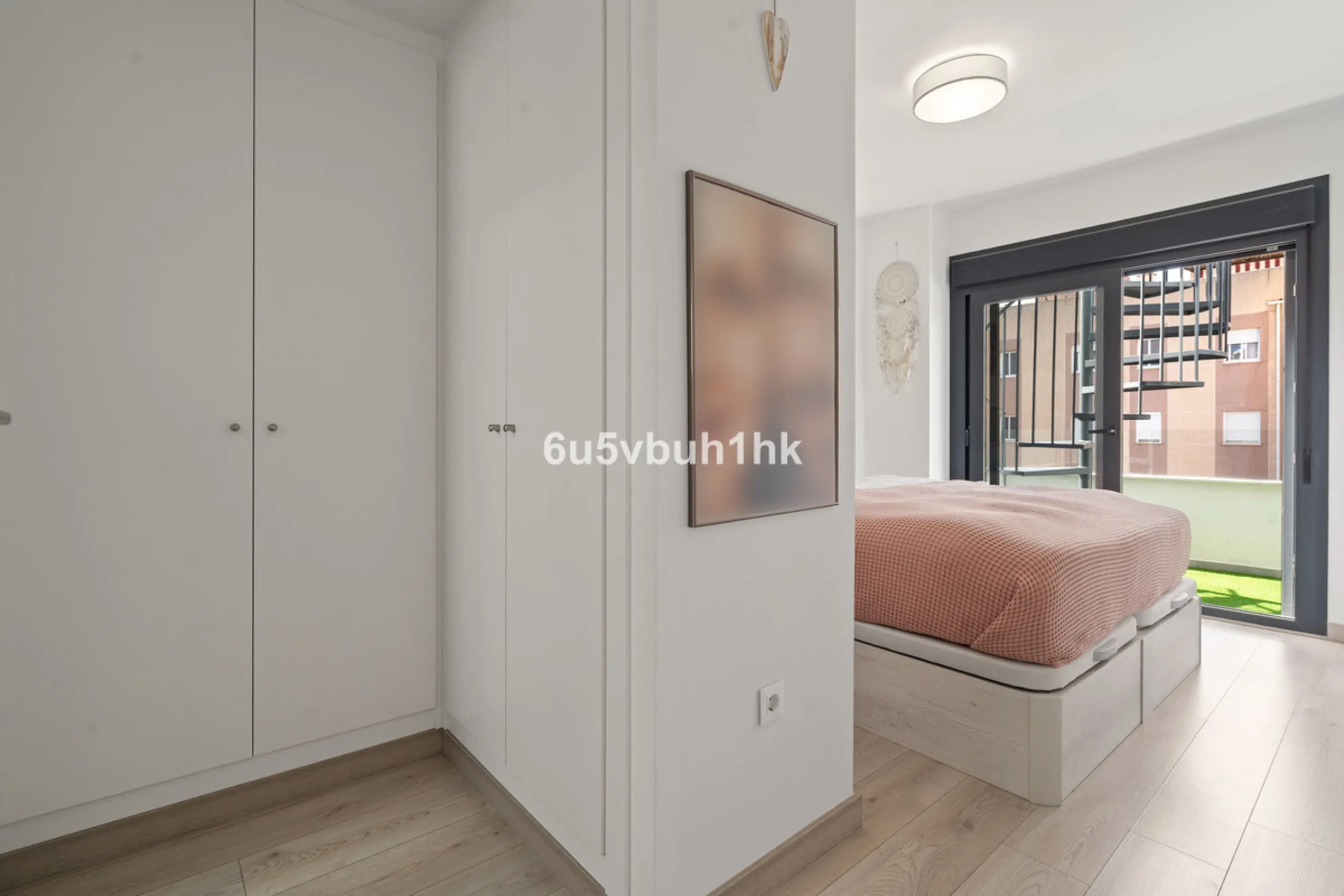 In the heart of Estepona, within the prestigious Estepona Gardens complex (2023), this elegant and bright four-bedroom duplex penthouse is offered for sale. The property is entirely exterior, featuring mountain views and partial sea views.