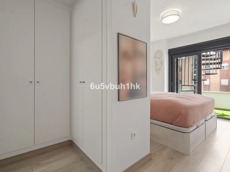 In the heart of Estepona, within the prestigious Estepona Gardens complex (2023), this elegant and bright four-bedroom duplex penthouse is offered for sale. The property is entirely exterior, featuring mountain views and partial sea views.
