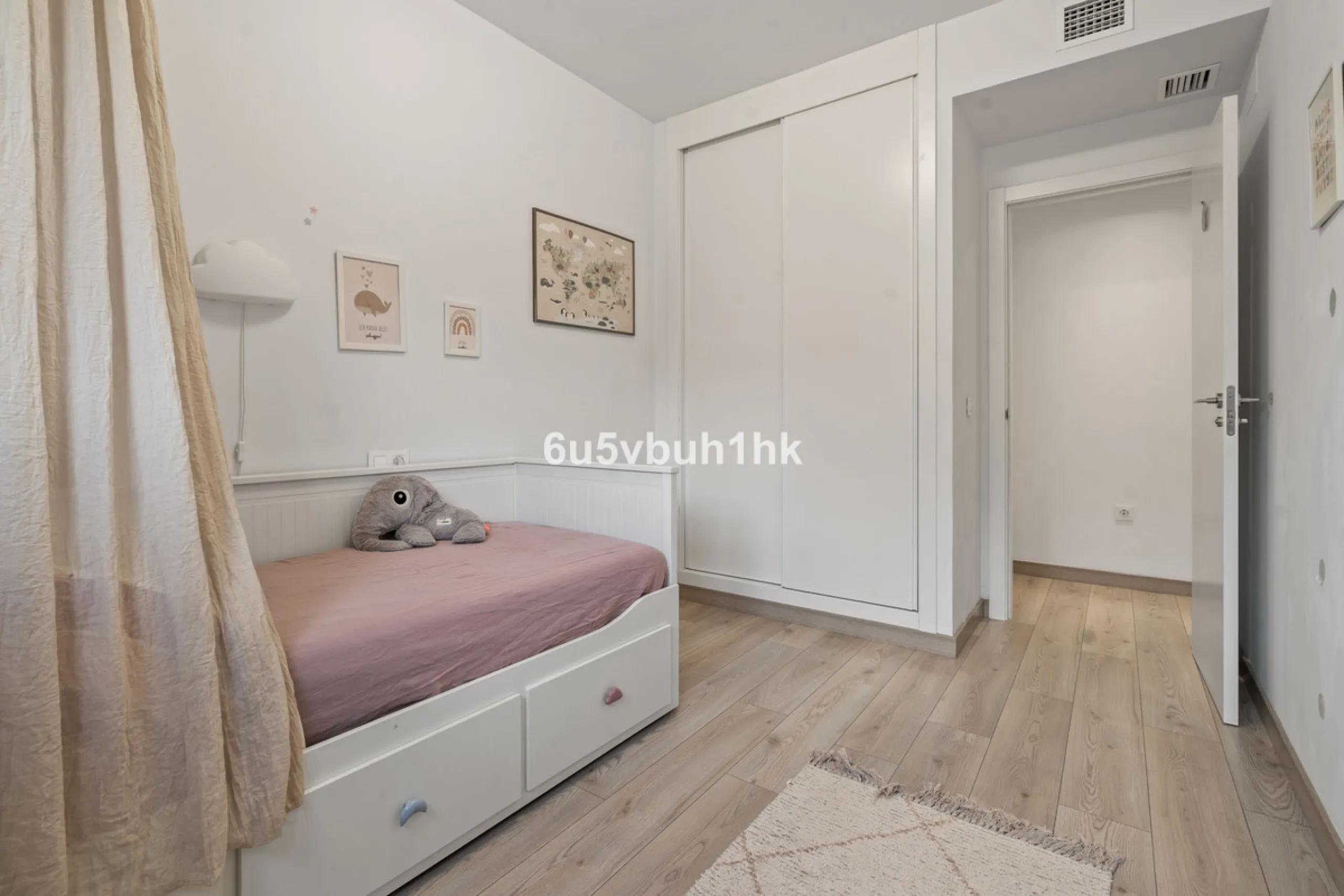 In the heart of Estepona, within the prestigious Estepona Gardens complex (2023), this elegant and bright four-bedroom duplex penthouse is offered for sale. The property is entirely exterior, featuring mountain views and partial sea views.